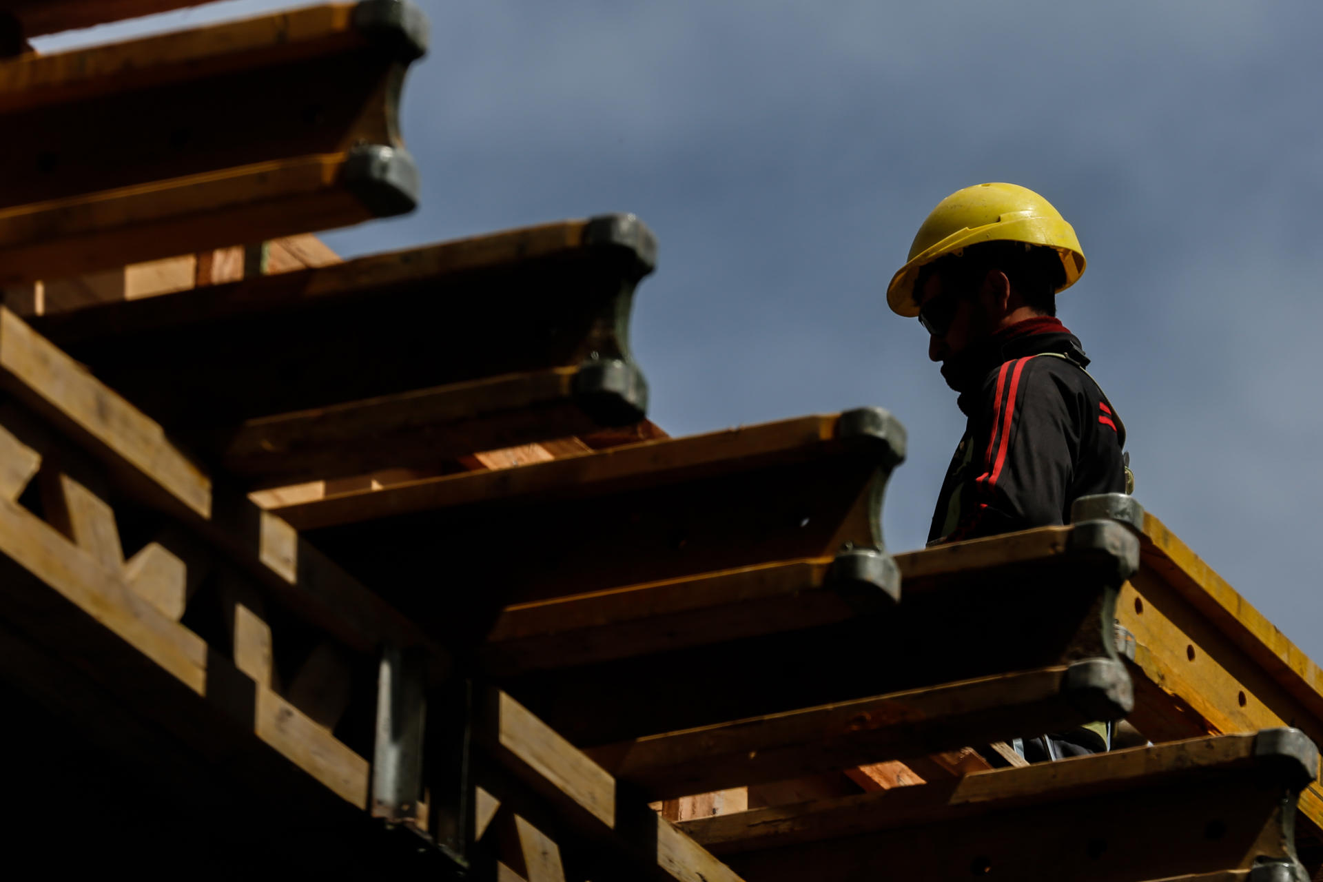 Fotografía de archivo en donde se ven trabajadores de la construcción en Buenos Aires (Argentina). EFE/Juan Ignacio Roncoroni