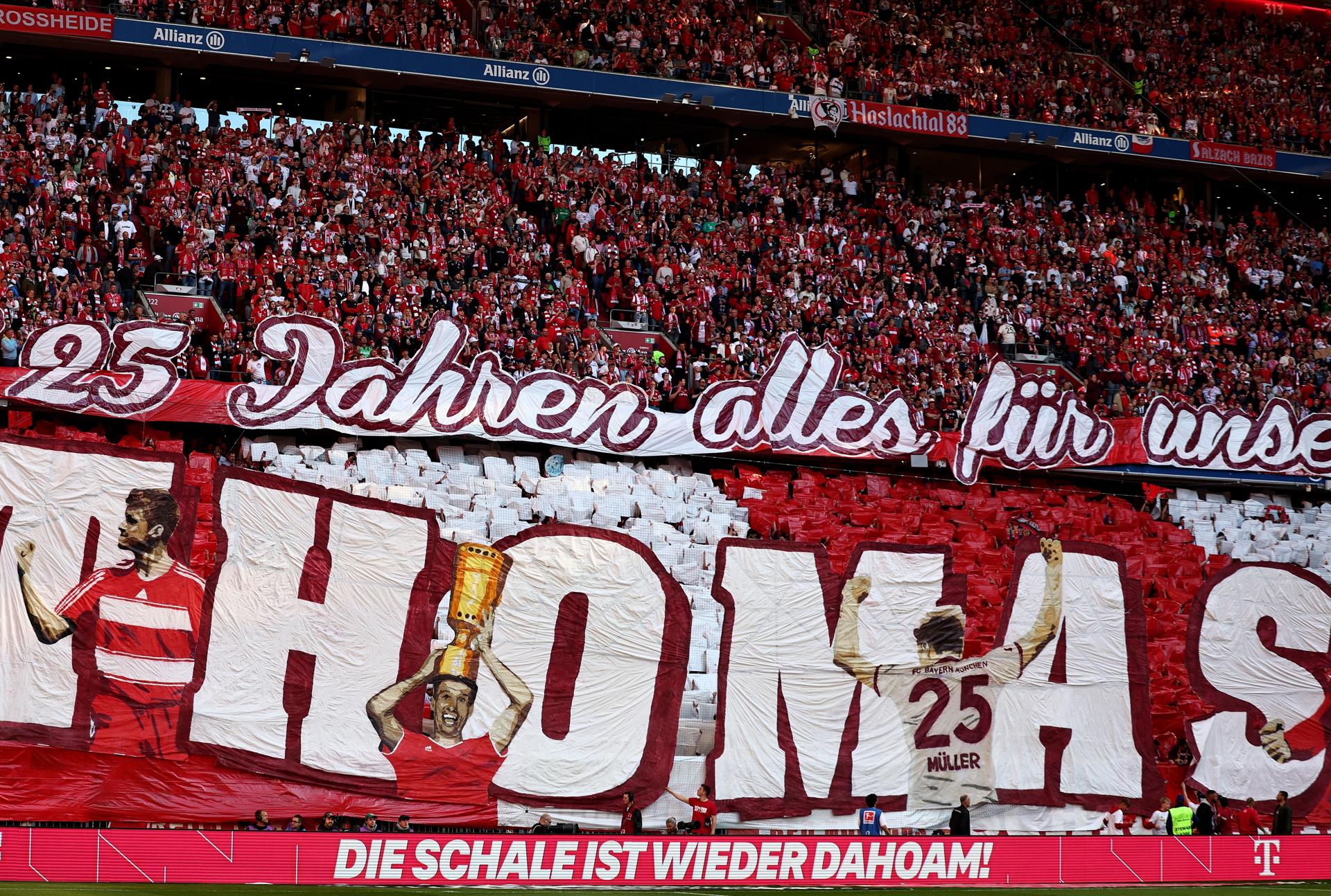 Homenaje jugador del Bayern Thomas Müller de empezar su último partido. EFE/EPA/ANNA SZILAGYI