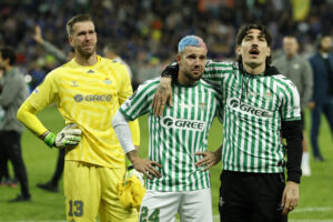 - Los jugadores del Betis, (i-d) Adrián, Aitor Rubial y Hector Bellerín, tras caer derrotados en el encuentro correspondiente a la final de la Liga de Conferencia que han disputado Chelsea y Betis en el Tarczynski Arena de Breslávia. EFE / Julio Muñoz.