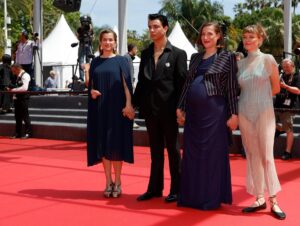 (De izquierda a derecha) Maria Zamora, Mitch, la directora Carla Simon y Llucia Garcia asisten al estreno de 'Romeria' durante el 78º Festival de Cine de Cannes, en Cannes, Francia, el 21 de mayo de 2025. El festival de cine se celebra del 13 al 24 de mayo de 2025. (Cine, Francia) EFE/EPA/GUILLAUME HORCAJUELO
```