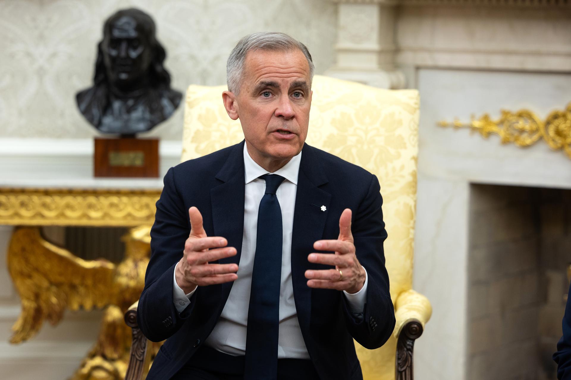El primer ministro canadiense, Mark Carney, asiste a una reunión con el presidente estadounidense en el Despacho Oval de la Casa Blanca en Washington, DC, EE.UU., este 6 de mayo de 2025. EFE/EPA/FRANCIS CHUNG / POOL