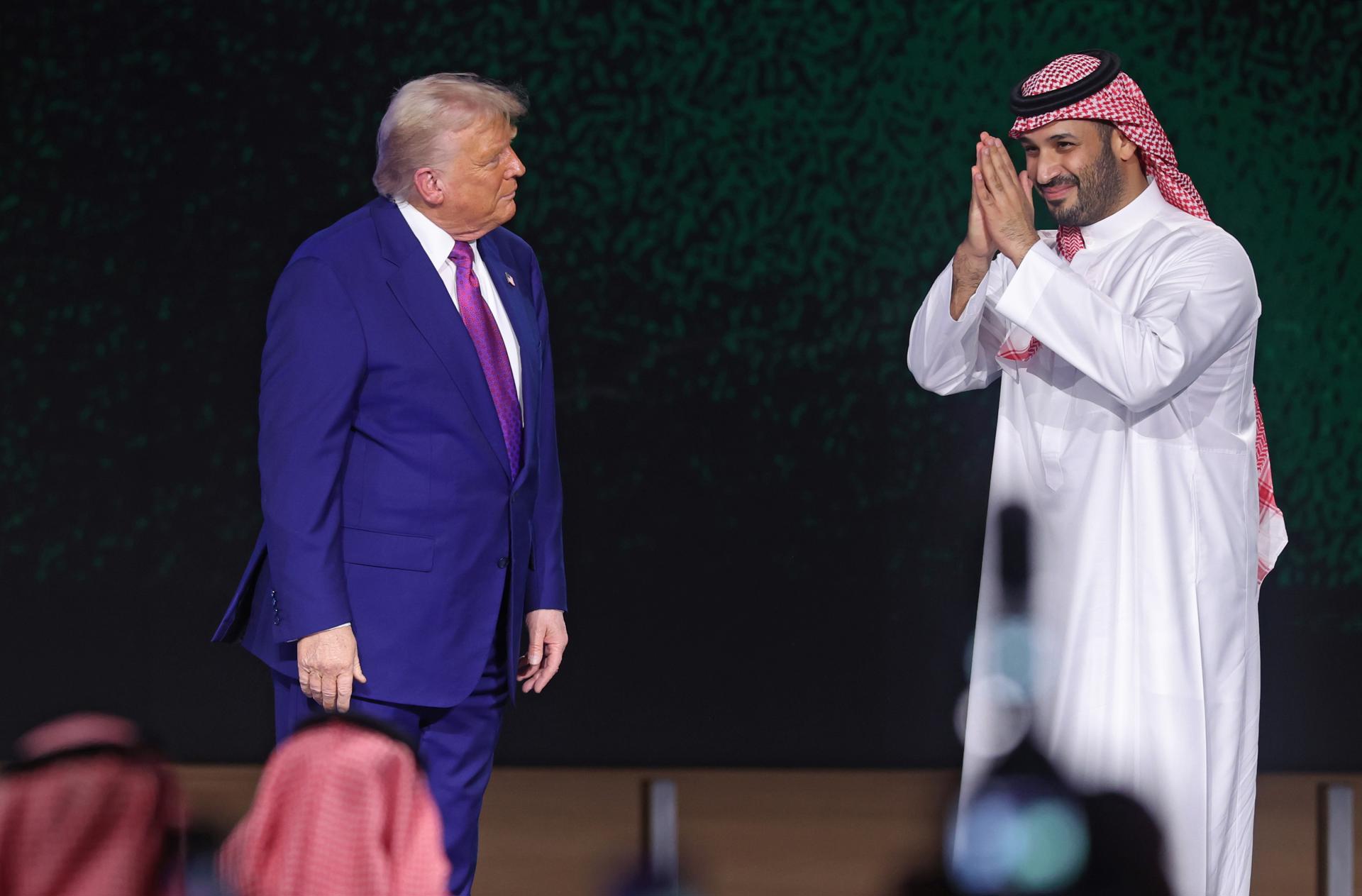 El presidente de EE. UU. Donald Trump (I) y el príncipe heredero saudí Mohammed bin Salman bin Abdulaziz Al Saud (D) asisten al discurso principal en el Foro de Inversiones saudí-estadounidense en Riad, Arabia Saudita, el 13 de mayo de 2025. El foro se lleva a cabo durante la visita de Estado del presidente estadounidense Trump a Arabia Saudita el 13 de mayo. (Arabia Saudita) EFE/EPA/ALI HAIDER