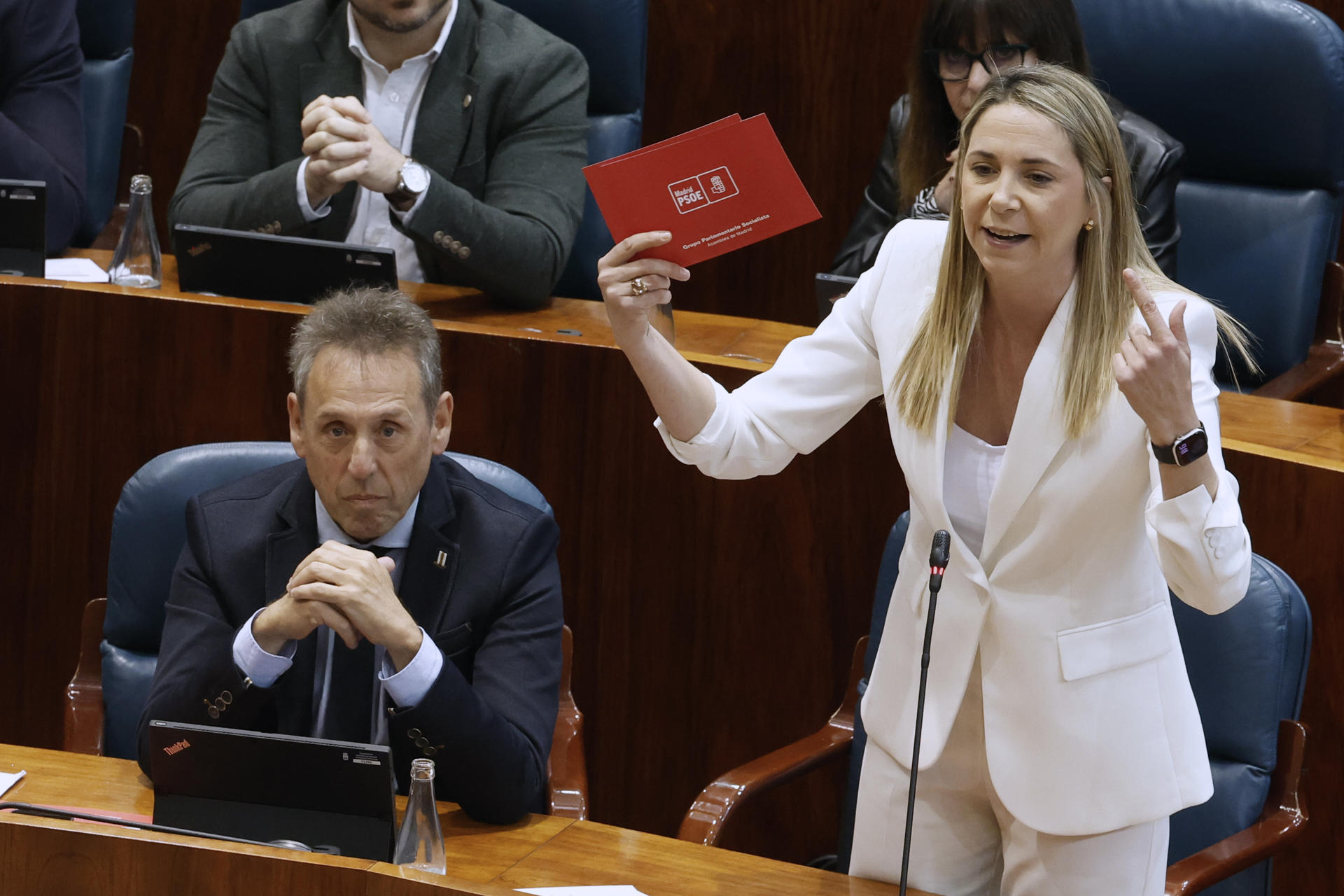La portavoz del PSOE, Mar Espinar (d) durante un pleno en la Asamblea de Madrid celebrado este jueves centrado en el apagón eléctrico que afectó a España. EFE/ Javier Lizón