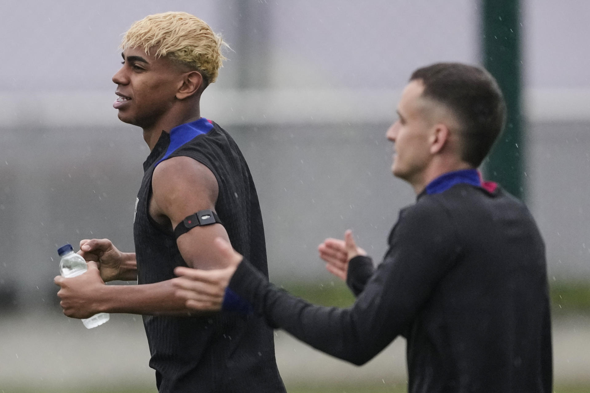 Los jugadores del FC Barcelona, Lamine Yamal y Marc Casado (d), durante el entrenamiento realizado en la Ciudad Deportiva Joan Gamper de cara la partido de la Liga que jugarán contra el Real Valladolid. EFE/Alejandro García