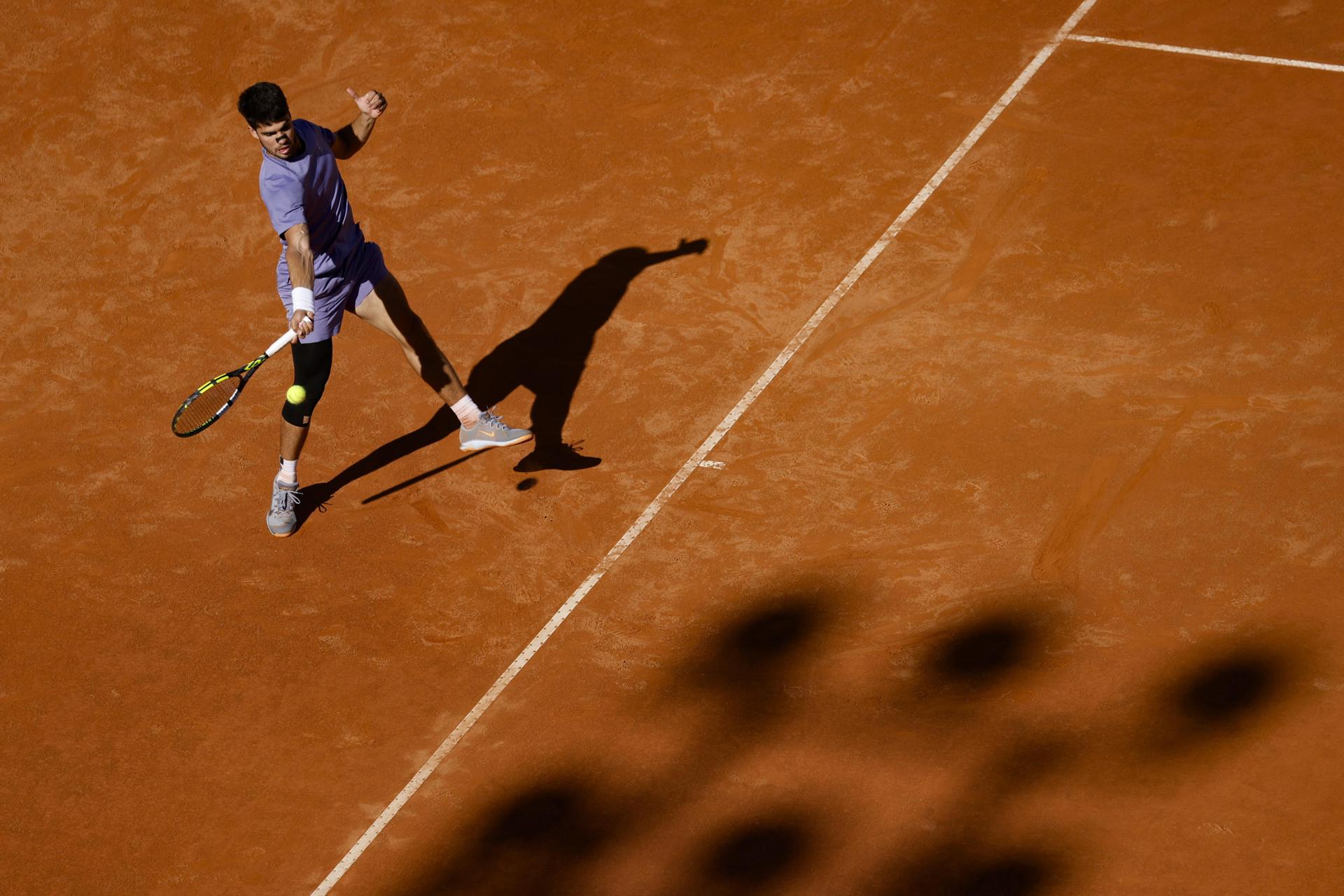 Carlos Alcaraz, durante el partido de este viernes en Roma. EFE/EPA/FABIO FRUSTACI