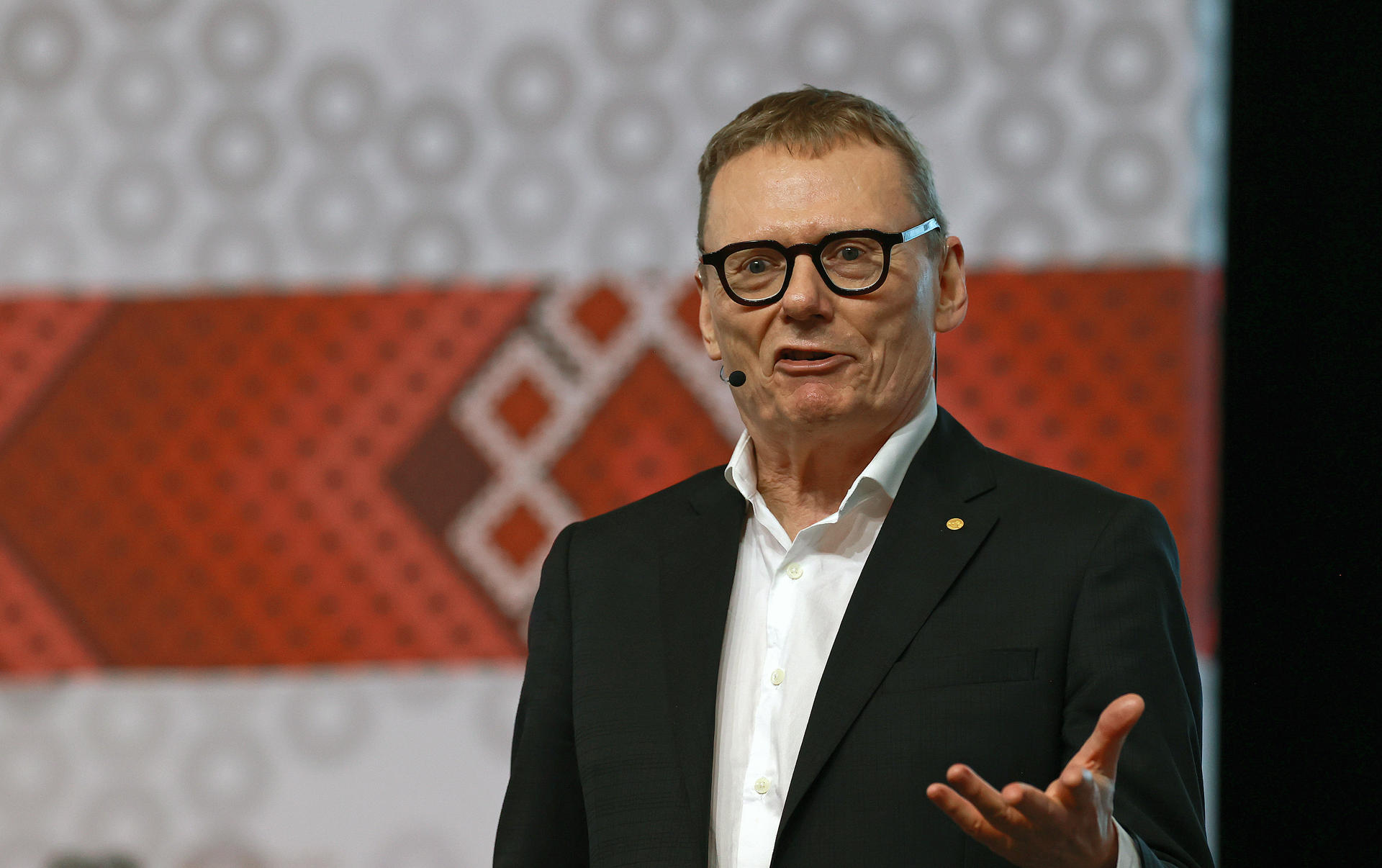 El Nobel estadounidense de Economía James Robinson habla durante su participación en la 88ª Convención Bancaria de la Asociación de Bancos de México (ABM) este viernes, en Nuevo Vallarta en Nayarit (México). EFE/ Alex Cruz
