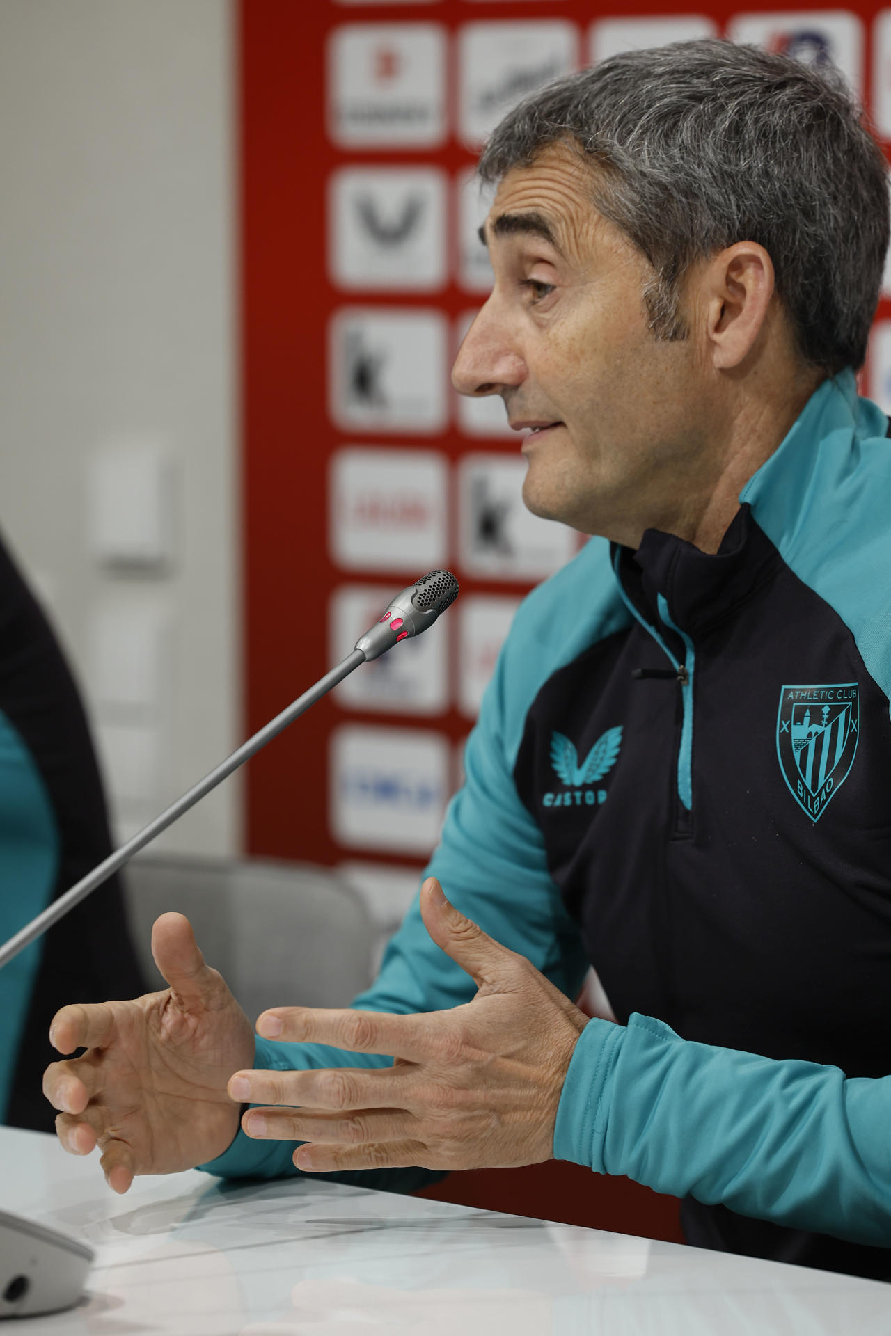 El entrenador del Athletic, Ernesto Valverde, durante la rueda de prensa previa al partido liguero del domingo ante el Alavés en San Mamés, este sábado. EFE/ Miguel Tona