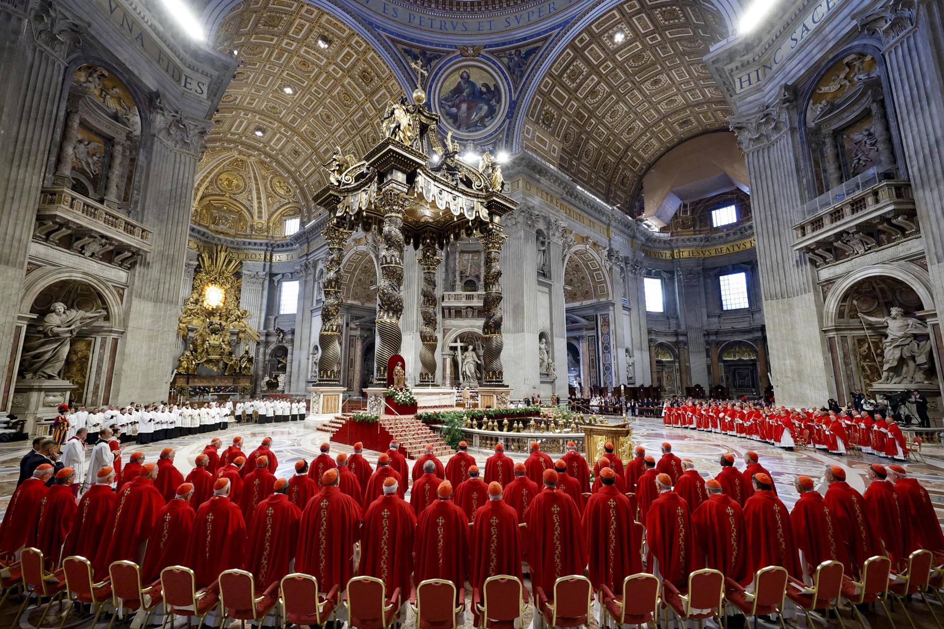 Cardenales asisten a la Misa de V Novemdiale en memoria del difunto Papa Francisco en la Basílica de San Pedro, Ciudad del Vaticano, 30 de abril de 2025. 
EFE/EPA/FABIO FRUSTACI