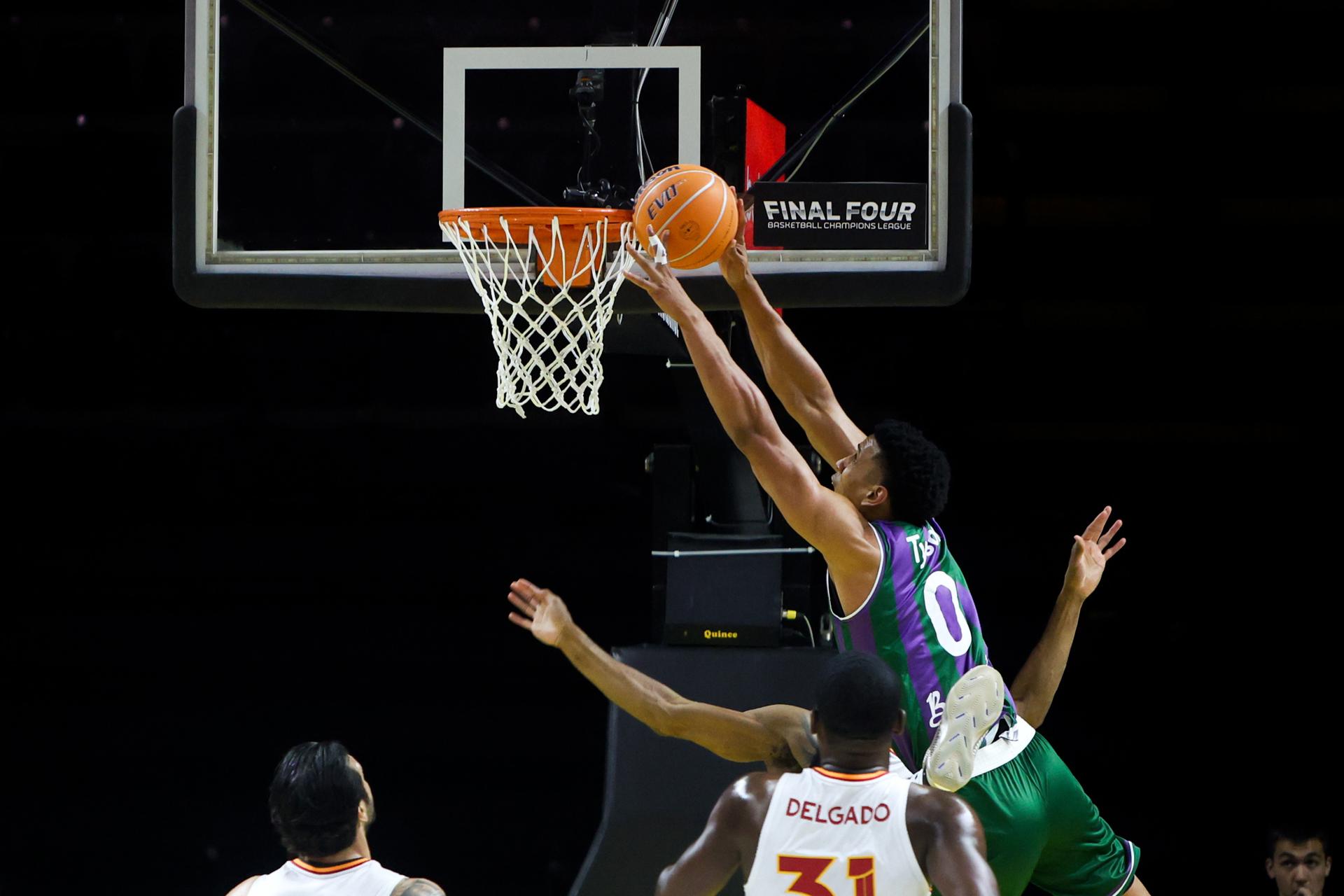 El jugador del Galatasaray Angel Delgado (c) trata de defedner a Tyson Perez (d), de Unicaha, durante el la final de la FIBA Champions League jugada en in Ano Liosia, Atenas. EFE/EPA/GEORGIA PANAGOPOULOU