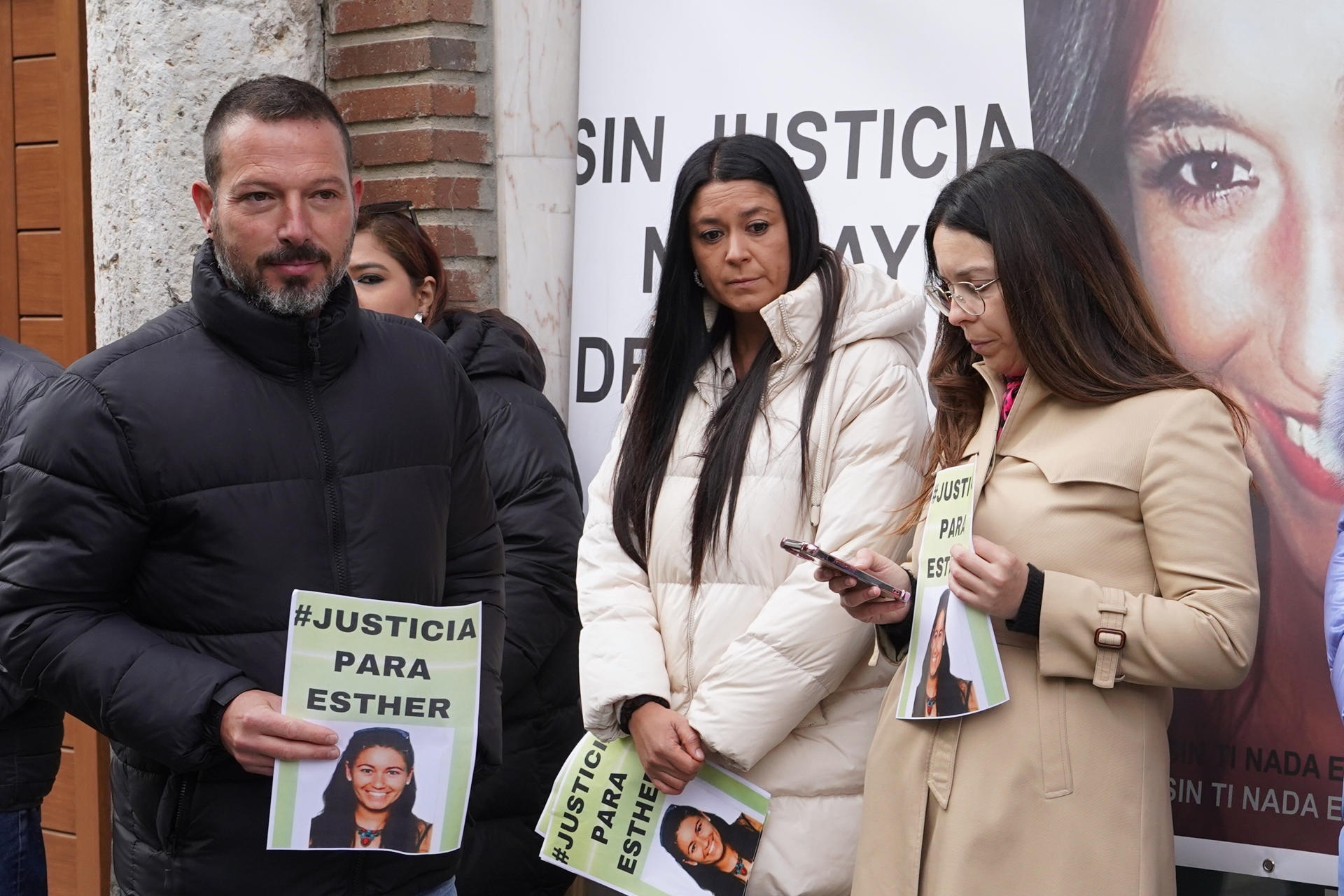 Familiares y amigos de Esther López, en la imagen su hermana (c), se concentran a las puertas de los juzgados de Valladolid en una jornada en la que está prevista la declaración de varios guardias civiles y del voluntario que se encontró el cadáver de la joven de forma accidental el 5 de febrero de 2022, 23 días más tarde de su desaparición. EFE/Nacho Gallego