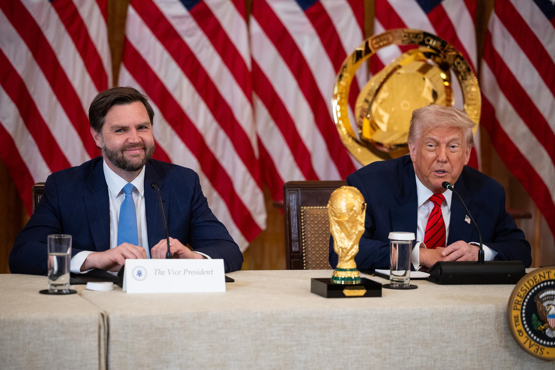 El presidente de Estados Unidos, Donald Trump (d), y su vicepresidente, JD Vance, participaron de la primera reunión conjunta de trabajo sobre los preparativos para el Mundial de fútbol de 2026, que reunirá a selecciones de 48 países. EFE/EPA/FRANCIS CHUNG / POOL