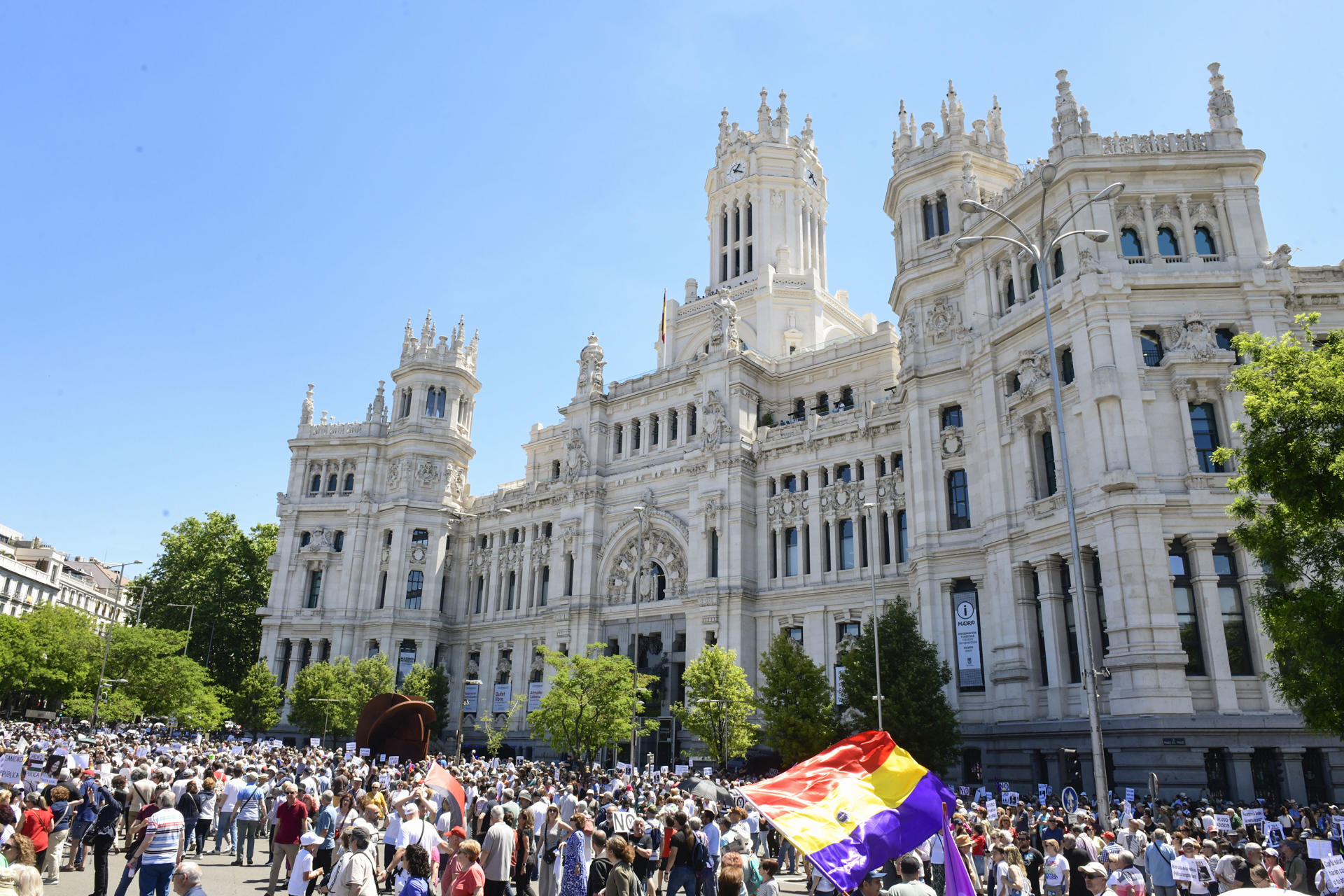Manifestación que el colectivo 'Vecinas y vecinos de los barrios y pueblos de Madrid' ha convocado este domingo bajo el lema 'Salvemos nuestra sanidad pública', para defender una sanidad 100 % pública y para protestar contra los recortes. EFE/ Víctor Lerena