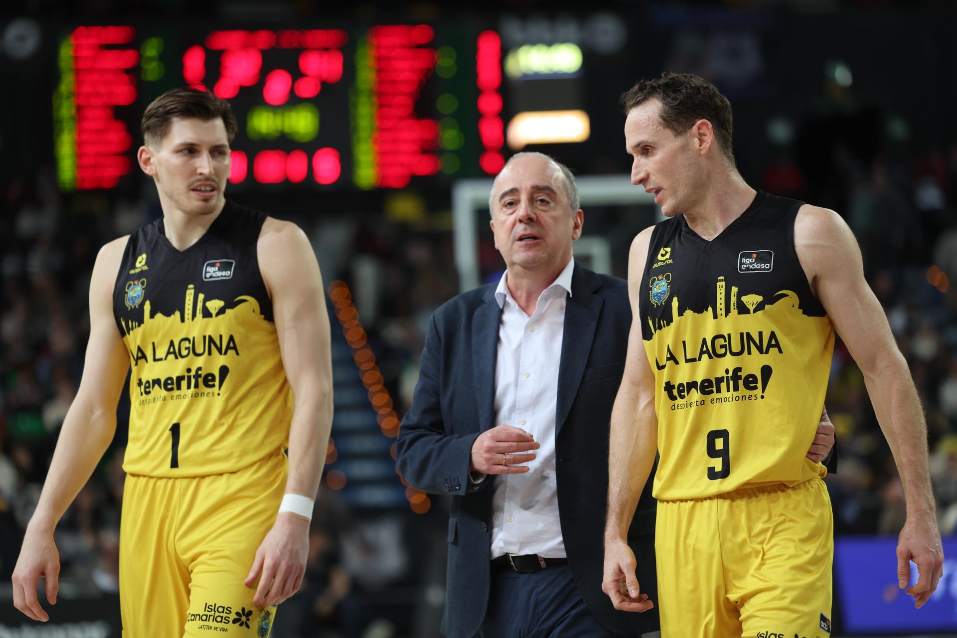 Marcelinho Huertas (d) junto a su entrenador, Txus Vidorreta (c), y Davis Kramer, (i) durante un partido del La Laguna Tenerife. EFE/Luis Tejido