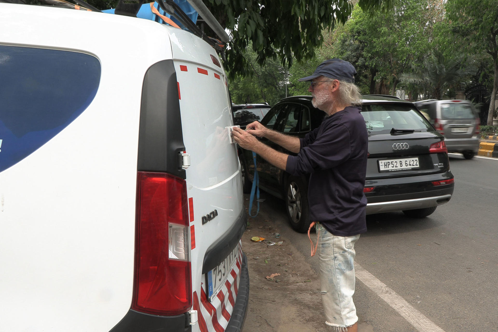 El español Joan Giralt Doya, de 63 años, se encuentra varado en Nueva Delhi, a la espera de continuar su vuelta al mundo en furgoneta.-EFE/ Juan Verano