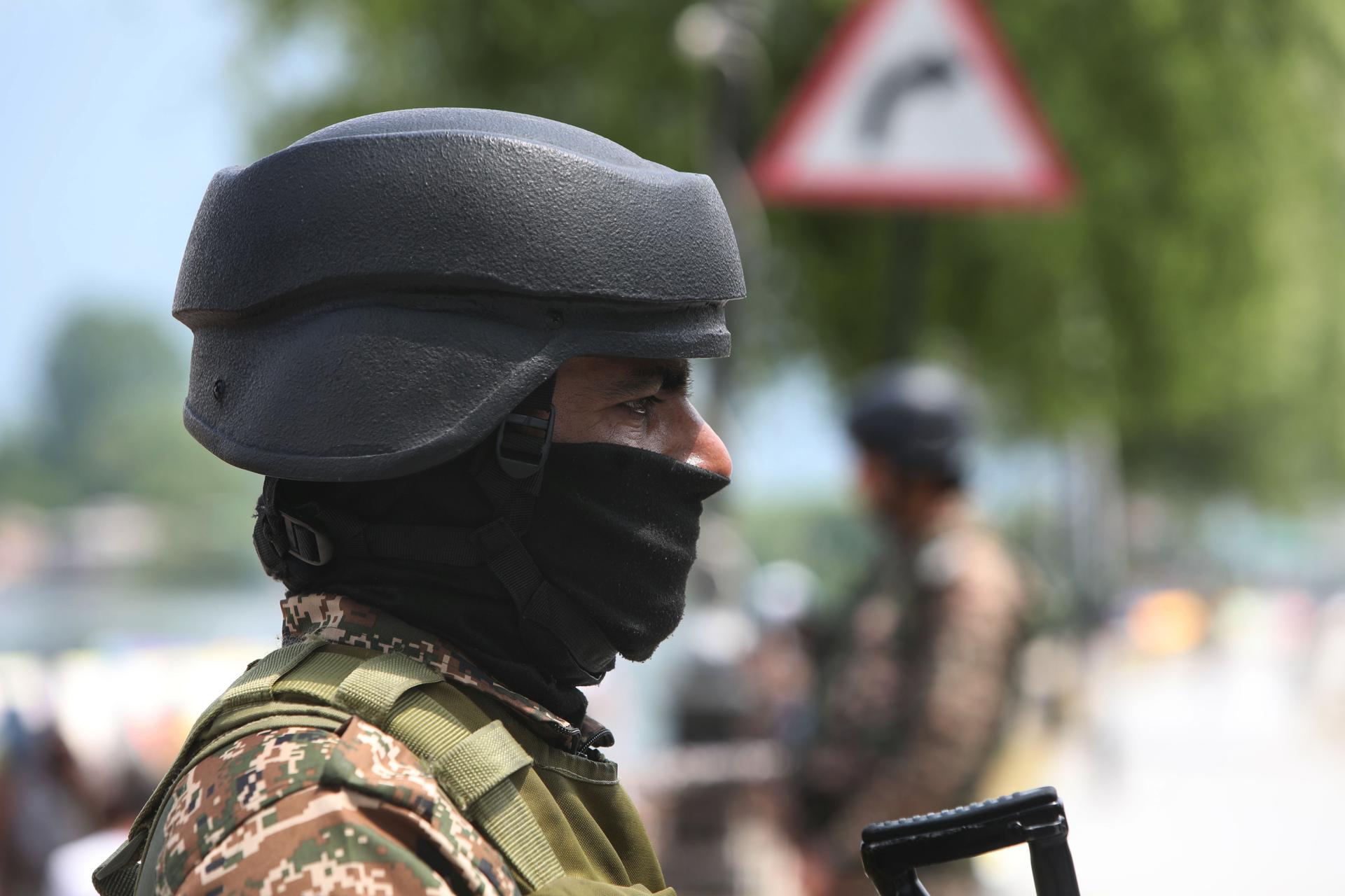 Srinagar (India), 10/05/2025.- Un soldado de la India vigila la zona fronteriza con Pakistán tras la escalada bélica entre ambos países. EFE/EPA/FAROOQ KHAN