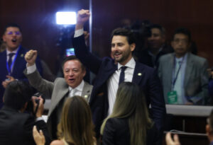 El exministro de Turismo, Niels Olsen (c), celebra tras ser elegido presidente de la Asamblea Nacional de Ecuador por el movimiento oficialista ADN este 14 de mayo de 2025, en Quito (Ecuador). EFE/ José Jácome