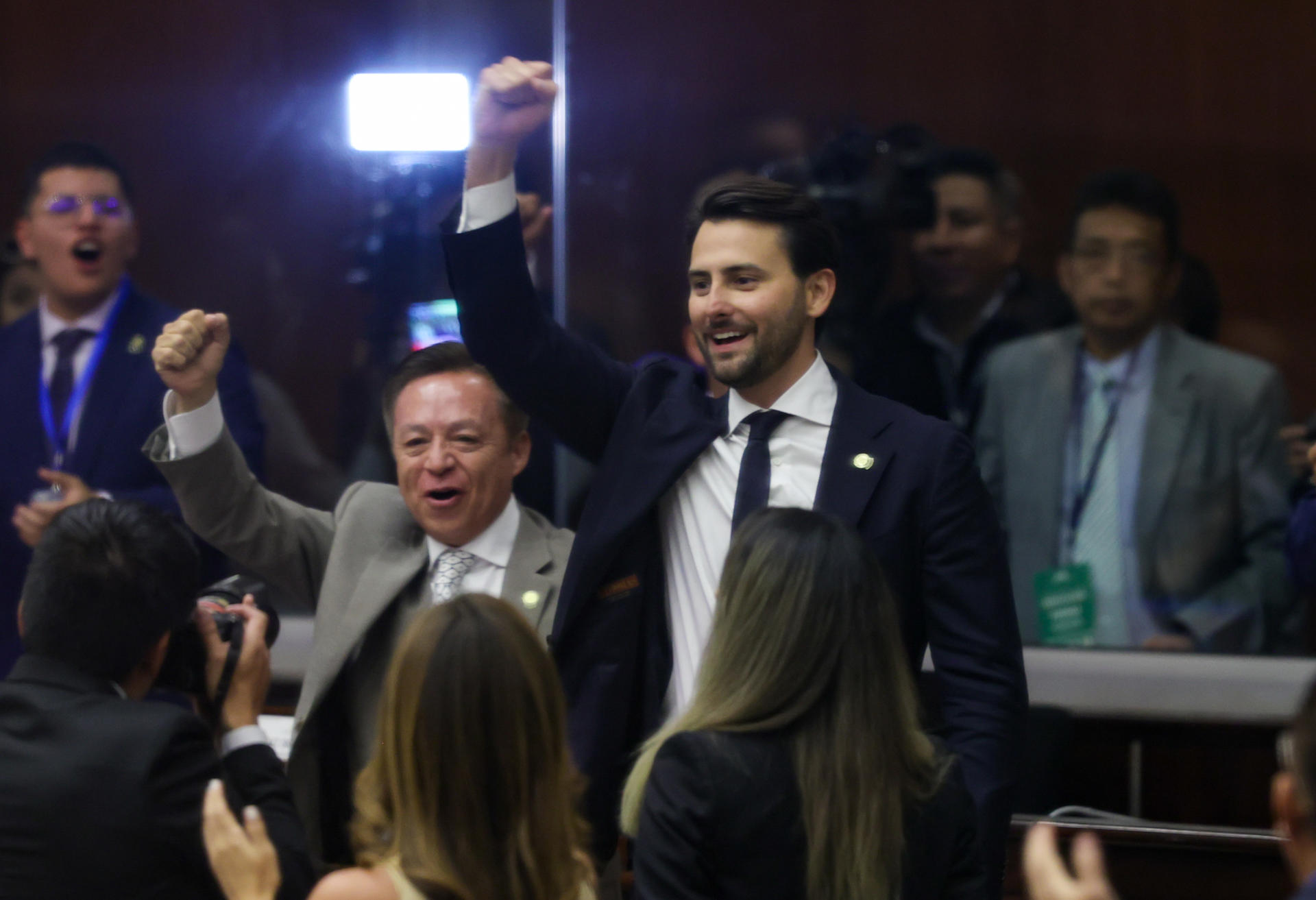 El exministro de Turismo, Niels Olsen (c), celebra tras ser elegido presidente de la Asamblea Nacional de Ecuador por el movimiento oficialista ADN este 14 de mayo de 2025, en Quito (Ecuador). EFE/ José Jácome