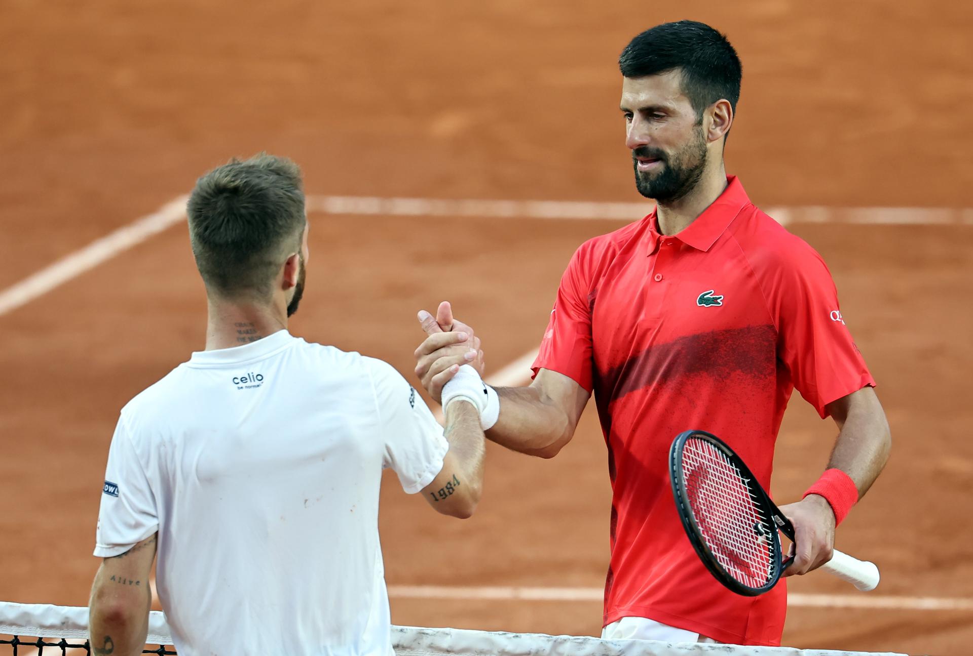 El serbio Novak Djokovic celebra su triunfo en segunda ronda del Abierto de Francia, París, saludando a su rival, el francés Corentin Moutet. EFE/EPA/CHRISTOPHE PETIT TESSON