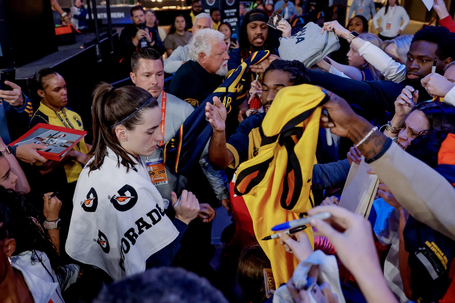 La jugadora de las Indiana Fever, Caitlin Clark, firma autógrafos a los aficionados después de que las Fever derrotaran a las Atlanta Dream en un partido de baloncesto de pretemporada de la WNBA entre las Indiana Fever y las Atlanta Dream en College Park, Georgia, EE.UU. EFE/EPA/ERIK S. LESSER