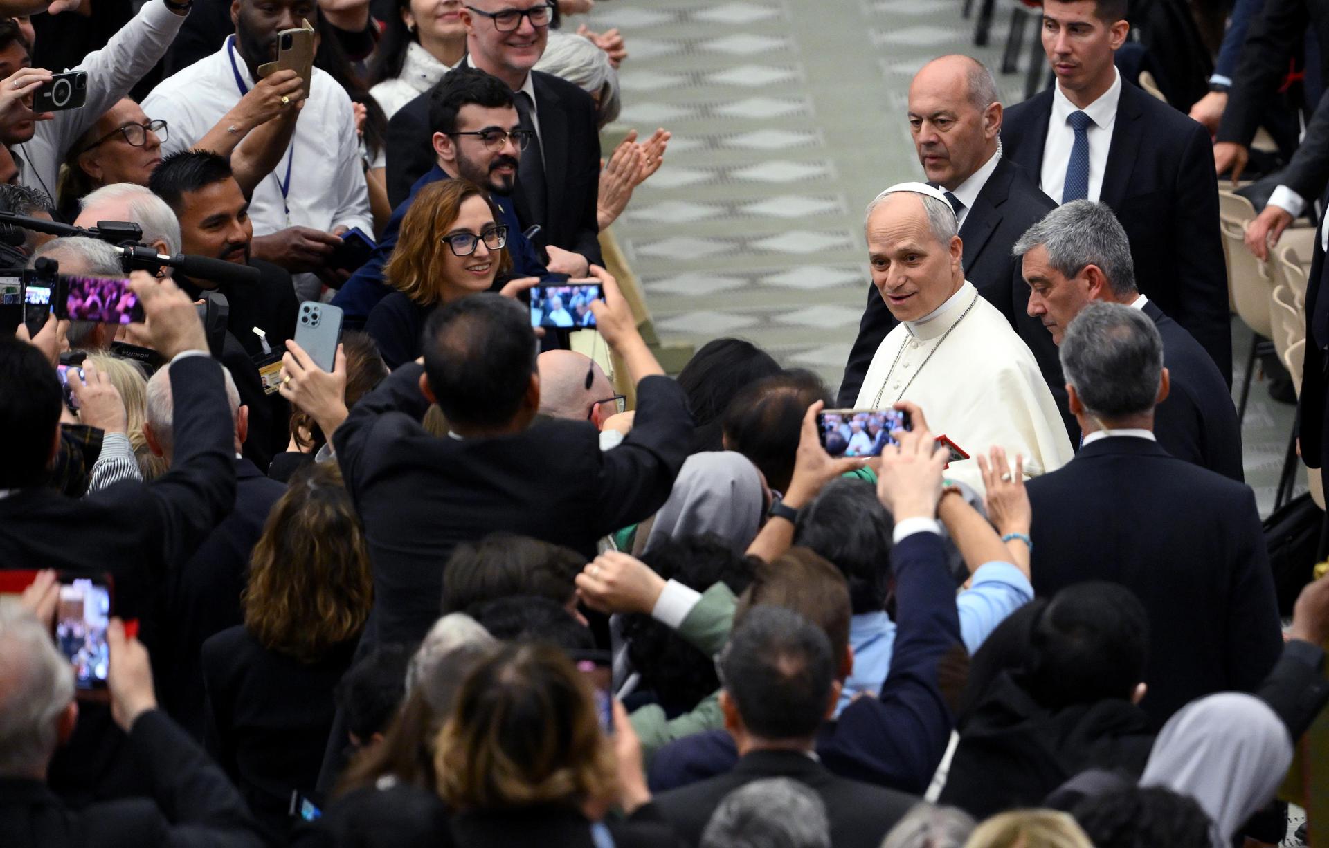 El Papa León XIV (C) saluda a los fieles durante una audiencia con representantes de los medios de comunicación en el Aula Nervi del Vaticano, Ciudad del Vaticano, 12 de mayo de 2025. (Papa)
EFE/EPA/ANDREA SOLERO