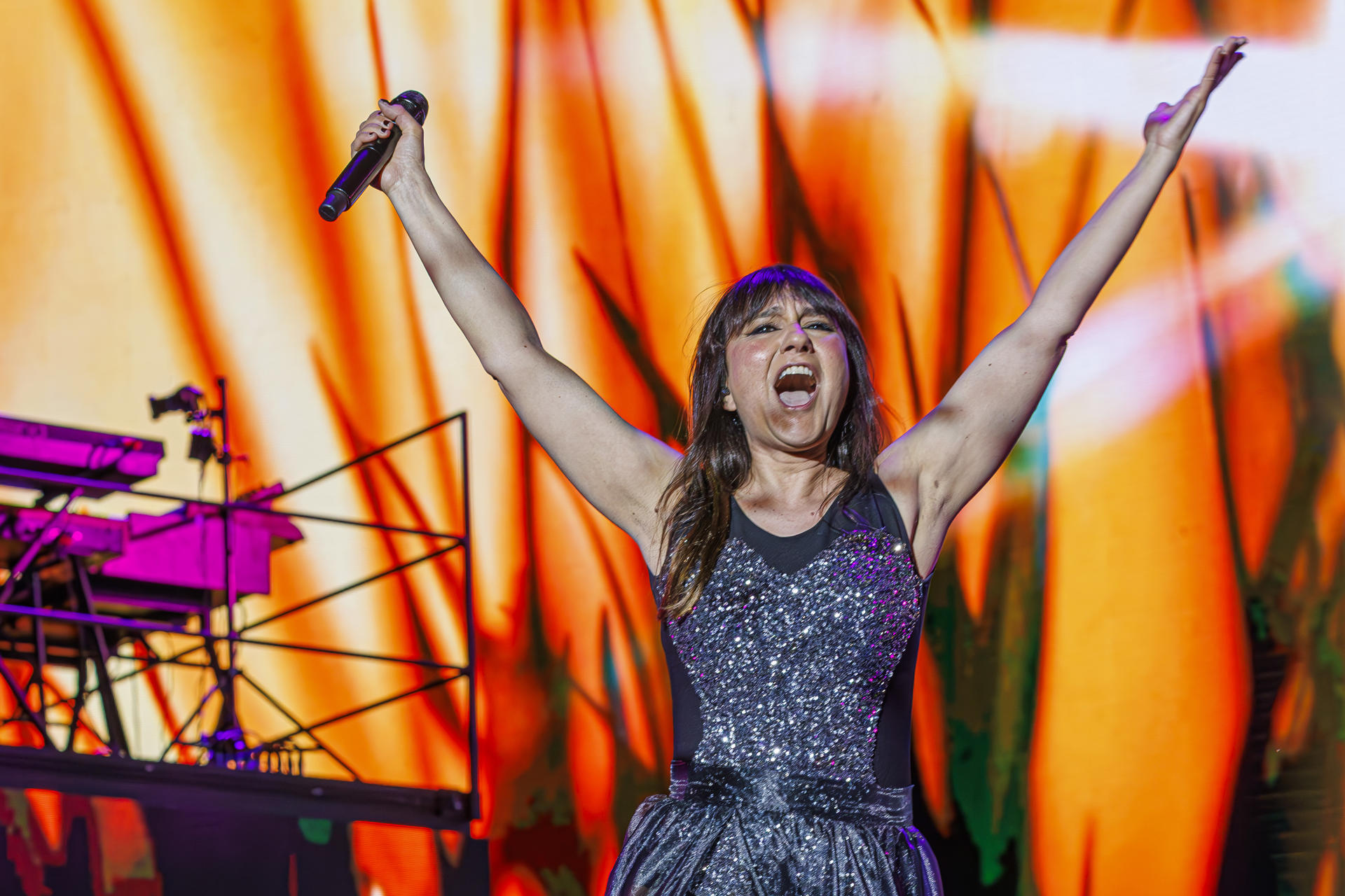 La cantante del grupo Amaral, Eva Amaral, durante el concierto que han ofrecido hoy viernes en Zaragoza incluido en su gira "Dolce Vita". EFE/JAVIER BELVER.