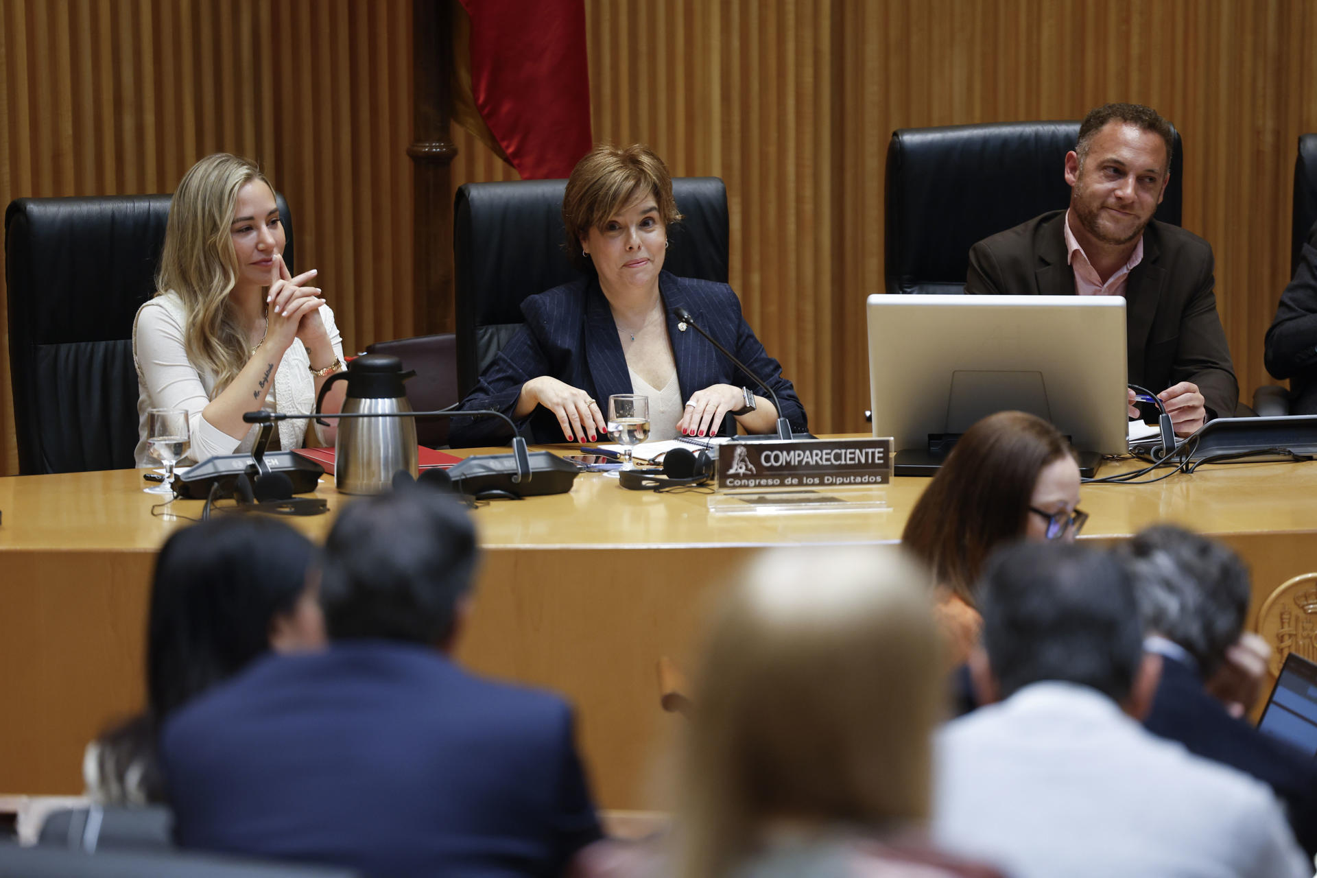 La exvicepresidenta del Gobierno con el PP Soraya Sáenz de Santamaría (c), durante su comparecencia en la comisión parlamentaria de investigación sobre la supuesta existencia de una trama parapolicial creada presuntamente bajo su Gobierno para dañar a políticos independentistas catalanes, este lunes en el Congreso de los Diputados en Madrid. EFE/Javier Lizón