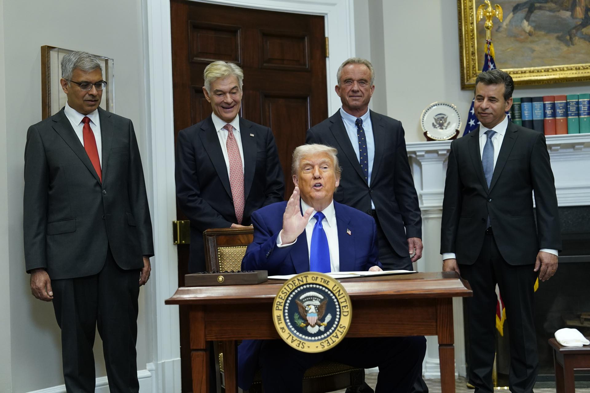 El presidente de EE.UU., Donald J. Trump (C). EFE/EPA/CHRIS KLEPONIS / POOL