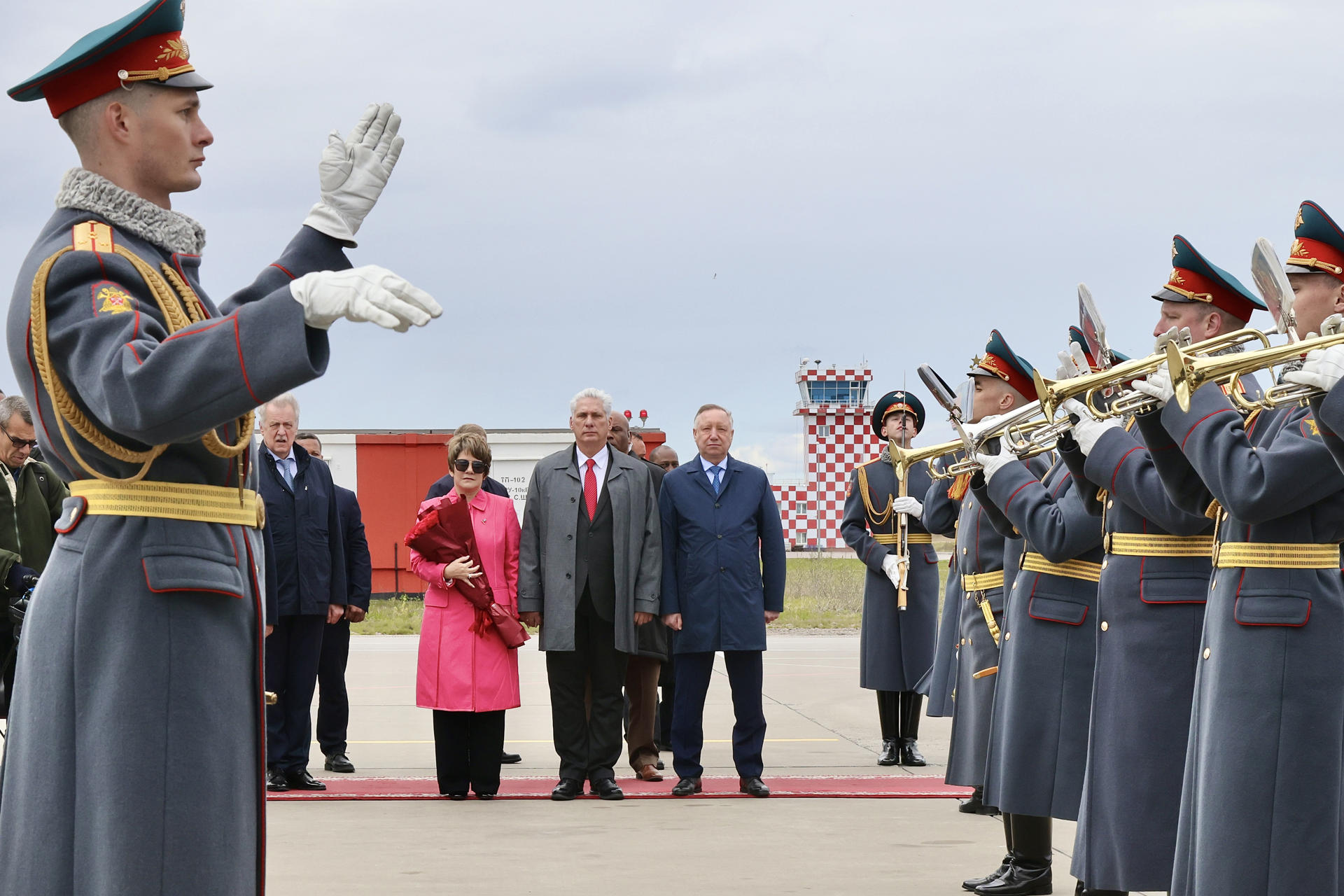 El presidente de Cuba, Miguel Díaz-Canel (c), y su esposa Lis Cuesta Peraza (i) son recibidos por el gobernador de San Petesburgo, Alexander Beglov, este domingo, en San Petersburgo (Rusia). EFE/ Alejandro Azcuy/ Presidencia de Cuba /SOLO USO EDITORIAL/SOLO DISPONIBLE PARA ILUSTRAR LA NOTICIA QUE ACOMPAÑA (CRÉDITO OBLIGATORIO)