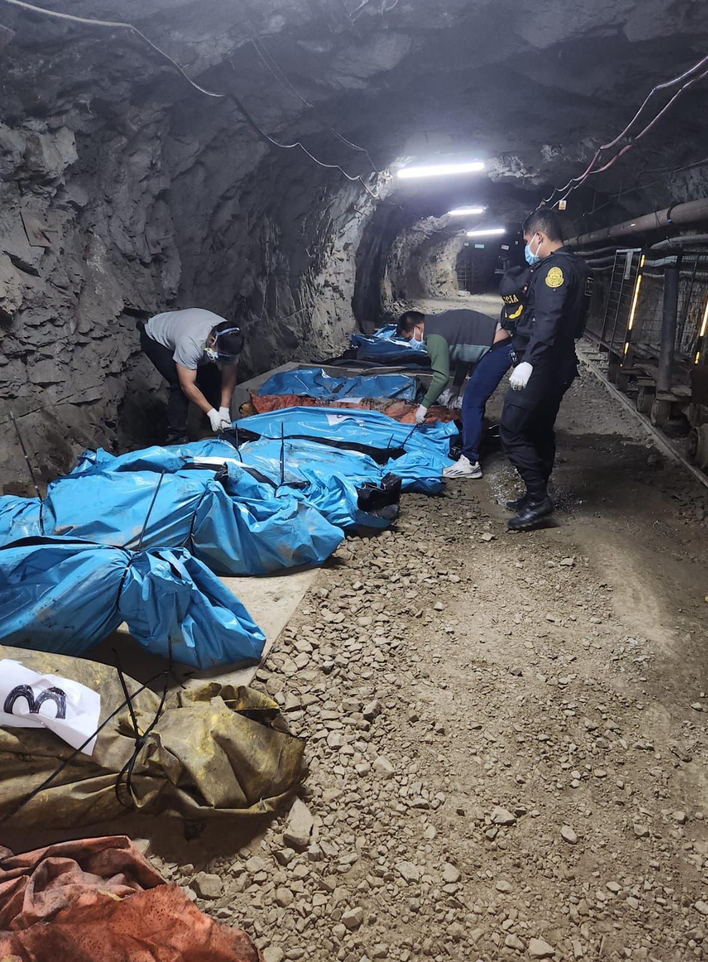 Fotografía cedida este lunes por la Policía Nacional de Perú del levantamiento de los cuerpos de los 13 trabajadores de la mina de oro Poderosa que estaban secuestrados y fueron encontrados muertos este domingo, presuntamente ejecutados por sicarios en un socavón del yacimiento ubicado en el norte de Perú, según informaron medios locales citando a fuentes del Ejecutivo y a familiares de las víctimas. EFE/Policía Nacional de Perú