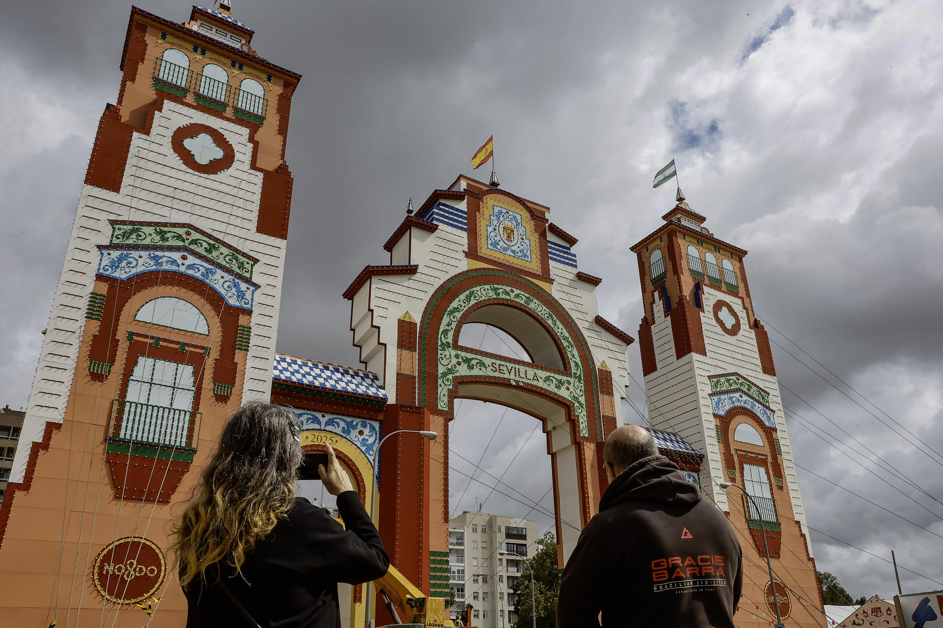El recinto ferial ultima sus preparativos para que comience mañana la Feria de SevillaLa Feria de Abril de Sevilla, que este año se celebra en mayo, vuelve a su formato tradicional, de lunes a domingo. En la medianoche del lunes el alumbrado del recinto ferial, con mas de mil casetas, dará el pistoletazo de salida a una fiesta en la que participan cientos de miles de personas. EFE /Jose Manuel Vidal