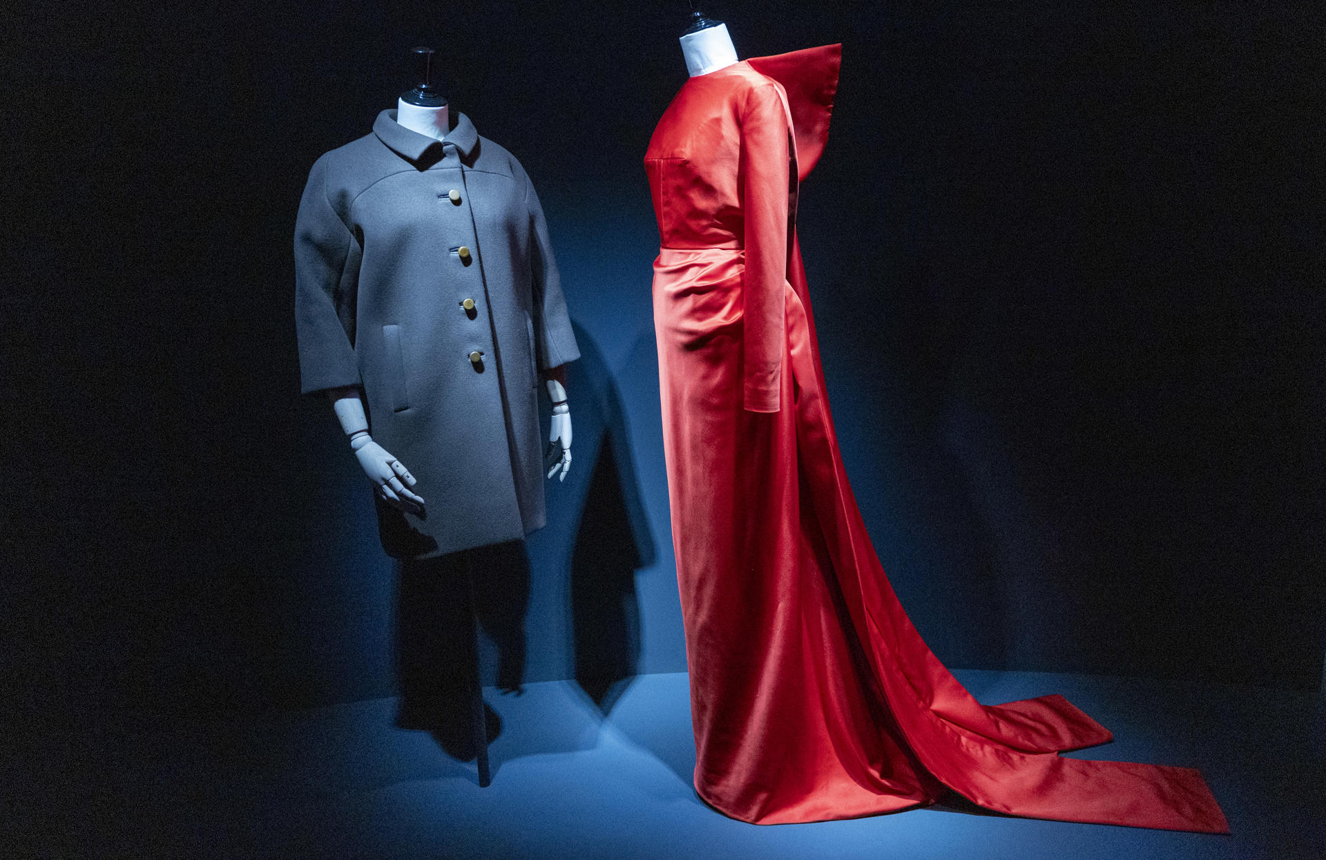 Vista de las piezas expuestas desde este jueves en el Museo Balenciaga de Getaria (Gipuzkoa), que con el título 'Las sutilezas de un diálogo' es la primera muestra de la marca Balenciaga en un museo, en este caso en el dedicado al modisto Cristóbal Balenciaga, y reúne 31 creaciones del propio modisto guipuzcoano y de Demma, el director creativo de la firma que lleva su nombre. EFE/Javier Etxezarreta