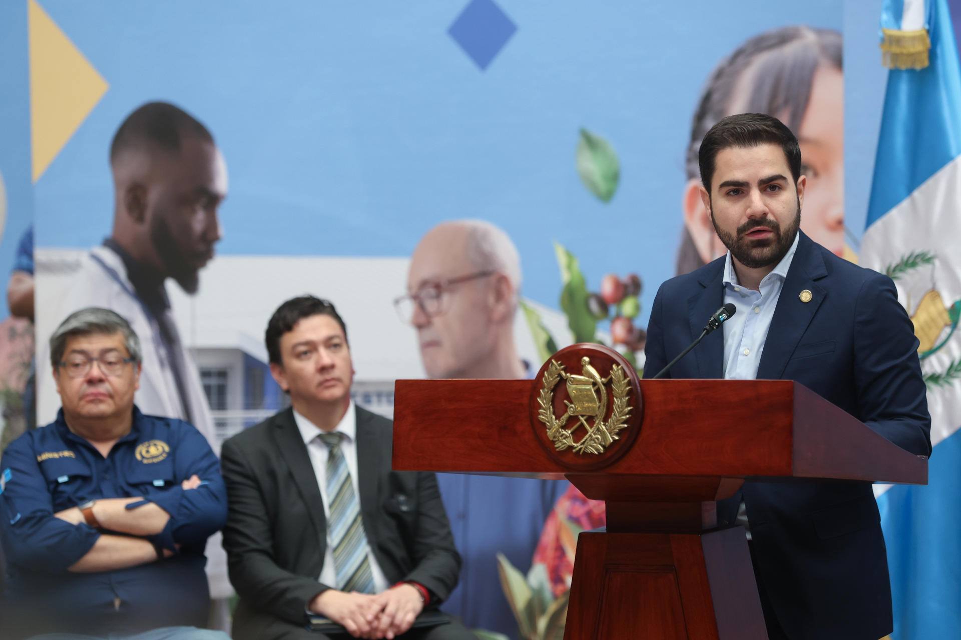 El secretario de Comunicación Social de la Presidencia de Guatemala, Santiago Palomo, habla en una rueda de prensa este lunes, en Ciudad de Guatemala (Guatemala). EFE/ Mariano Macz.