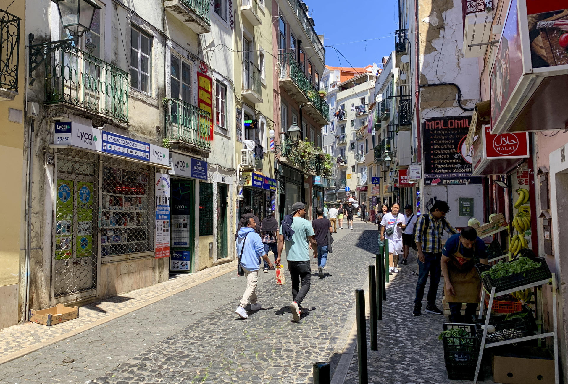 Vista de una calle en Benformoso, Lisboa, donde hay una gran densidad de población inmigrante residiendo. EFE/ Carlota Ciudad