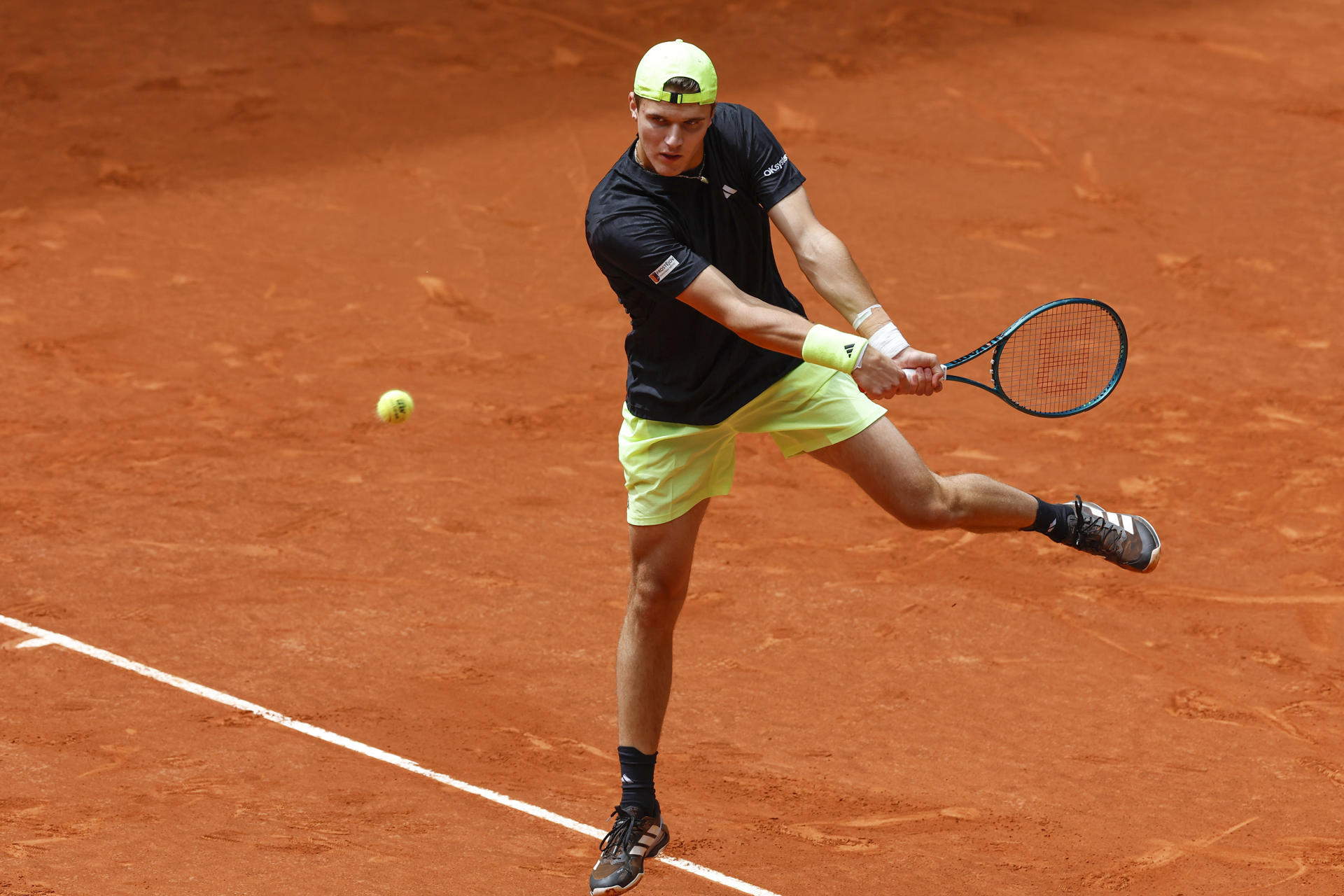 El tenista checo Jakub Mensik golpea la bola contra el argentino Francisco Cerundolo durante su partido de cuartos de final del Mutua Madrid Open de tenis disputado este jueves en la Caja Mágica, en Madrid. EFE/ Chema Moya