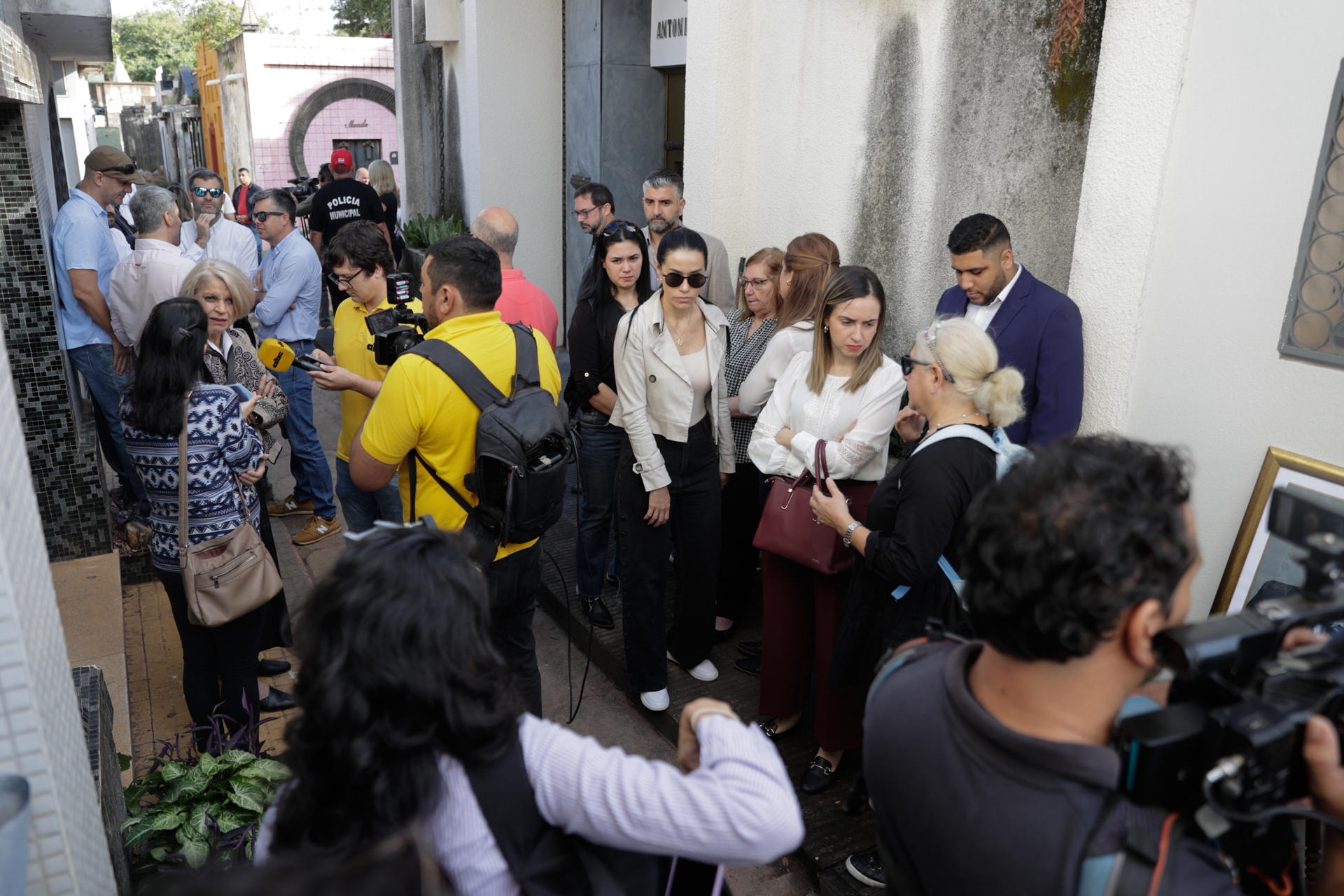 Personas asisten a un homenaje a tres años del homicidio del fiscal paraguayo Marcelo Pecci este sábado en el cementerio la Recoleta en Asunción (Paraguay). EFE/ Juan Pablo Pino