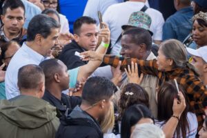 El presidente de Venezuela, Nicolás Maduro, saluda a simpatizantes este jueves, durante la celebración del Día Internacional de la Familia en el Palacio de Miraflores en Caracas (Venezuela). EFE/ Miguel Gutiérrez