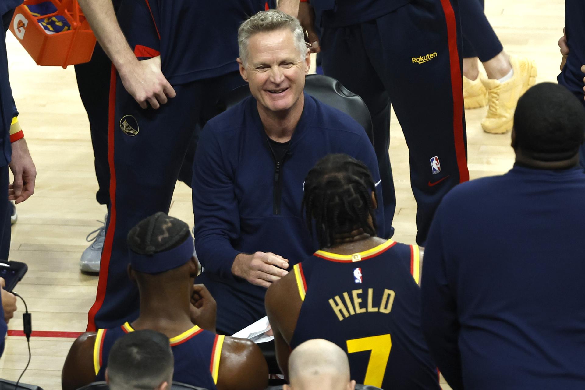Steve Kerr (C), técnico de Golden State Warriors. EFE/EPA/JOHN G. MABANGLO