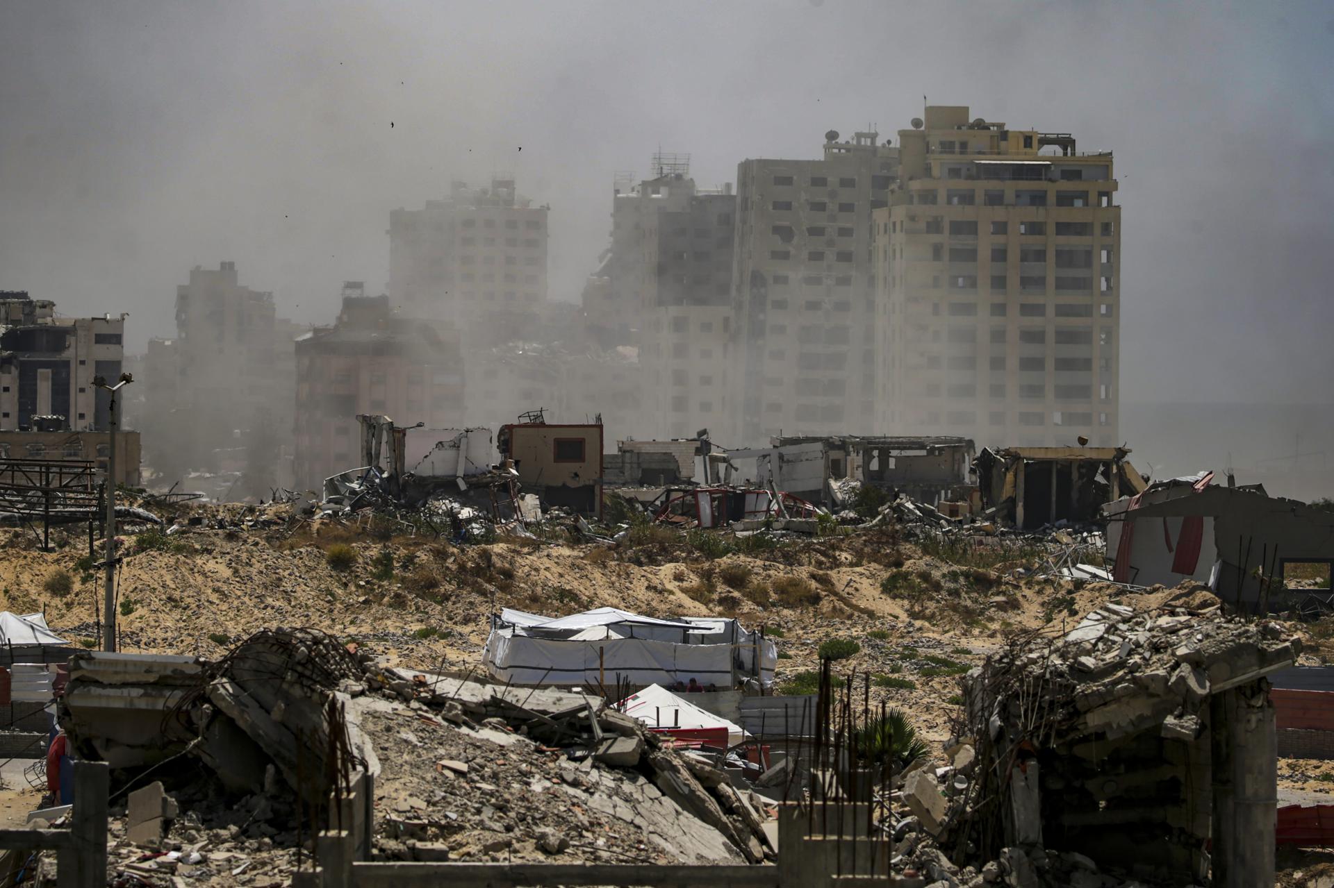 El humo se eleva tras un ataque aéreo israelí cerca de las tiendas de campaña de palestinos desplazados internos en el oeste de la ciudad de Gaza, en una imagen del 16 de mayo de 2025. EFE/EPA/MOHAMMED SABER