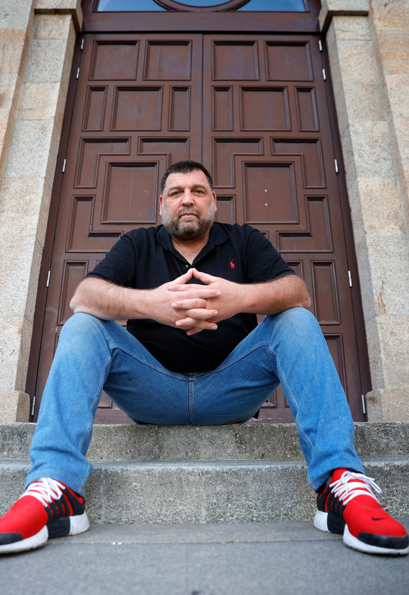 Hovik Keuchkerian, actor, escritor y antiguo boxeador posa durante una entrevista con la agencia EFE en A Coruña. Keuchkerian ha decidido volver al mundo del monólogo con 'Grito', un espectáculo en el que huye de los personajes y es él mismo con una declaración de intenciones: "Me río del absurdo en que se ha convertido el ser humano", declara. EFE/ Cabalar