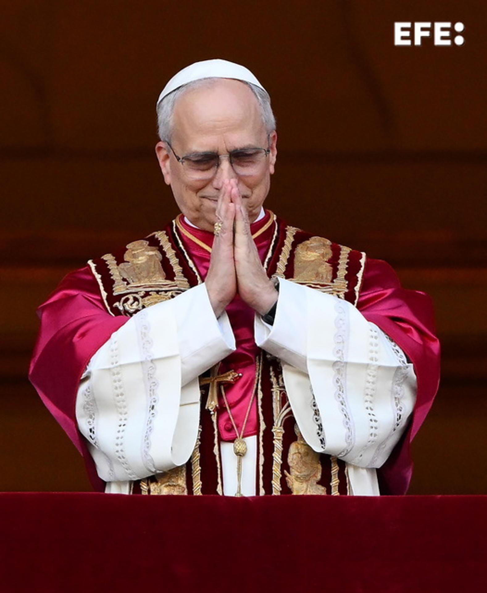 El papa León XIV, el estadounidense Robert Francis Prevost, elegido este jueves como el sucesor de Francisco, es un aficionado confeso al tenis que echa de menos usar la raqueta y que, de manera virtual, se coló en las imágenes de la pista central del Foro Itálico en la que se celebran el Masters 1.000 y el WTA 1.000 Roma. EFE/EPA/ETTORE FERRARI