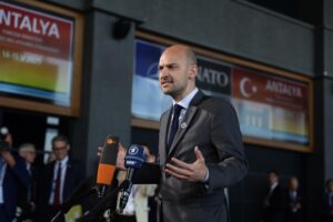 El ministro de Asuntos Exteriores de Francia, Jean-Noel Barrot, fue captado el pasado 15 de mayo, en Antalya (Turquía). EFE/Erdem Sahin