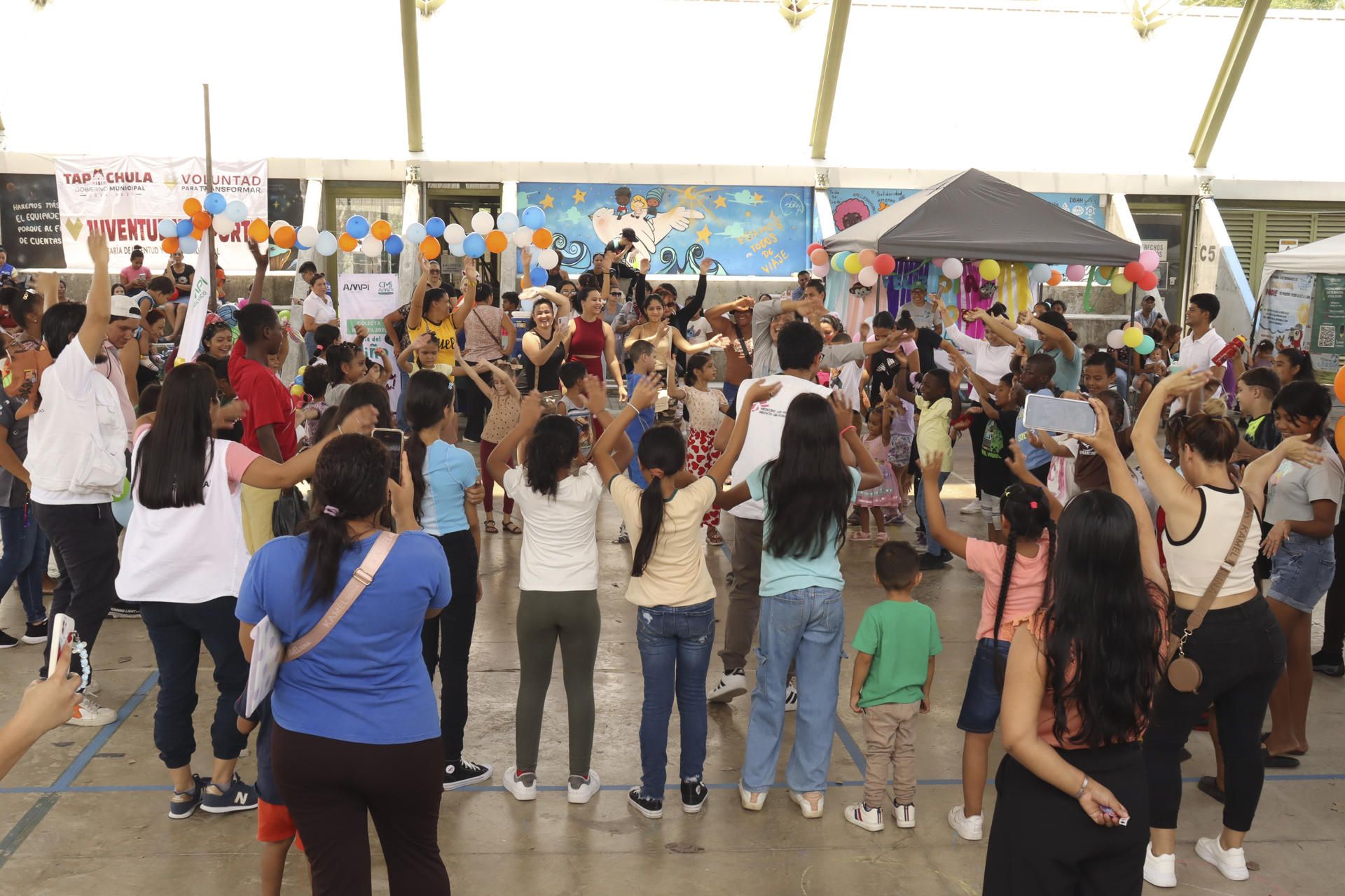 Niños juegan en actividades organizadas por la organización Médicos Sin Fronteras este miércoles, en una celebración del Día del Niño en el Centro de Desarrollo Comunitario en Tapachula (México). EFE/ Juan Manuel Blanco