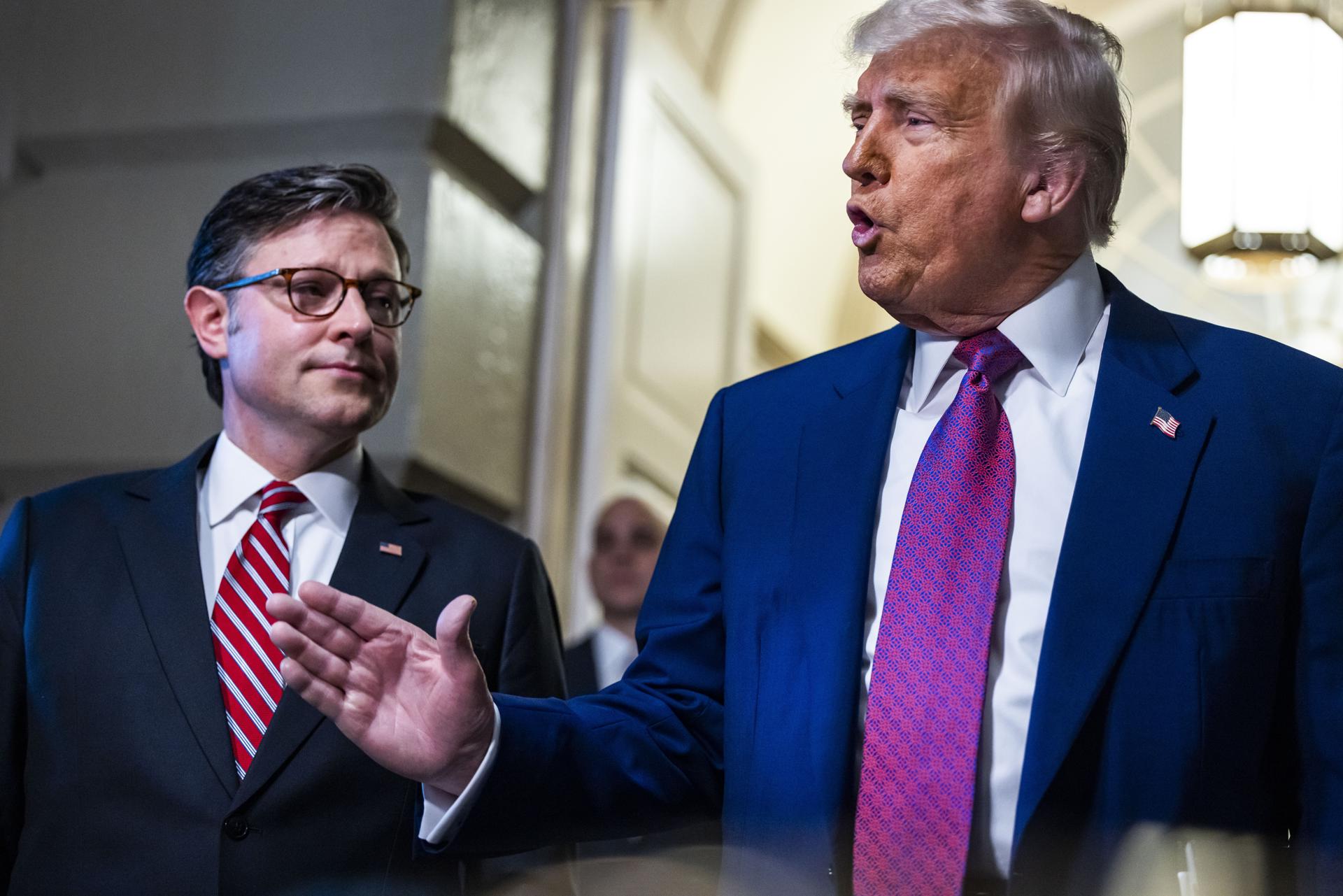 El presidente de Estados Unidos, Donald Trump (c), junto al presidente republicano de la Cámara de Representantes, Mike Johnson (i) habla con los medios al llegar al Capitolio de EE.UU. en Washington (EE.UU.). EFE/EPA/JIM LO SCALZO