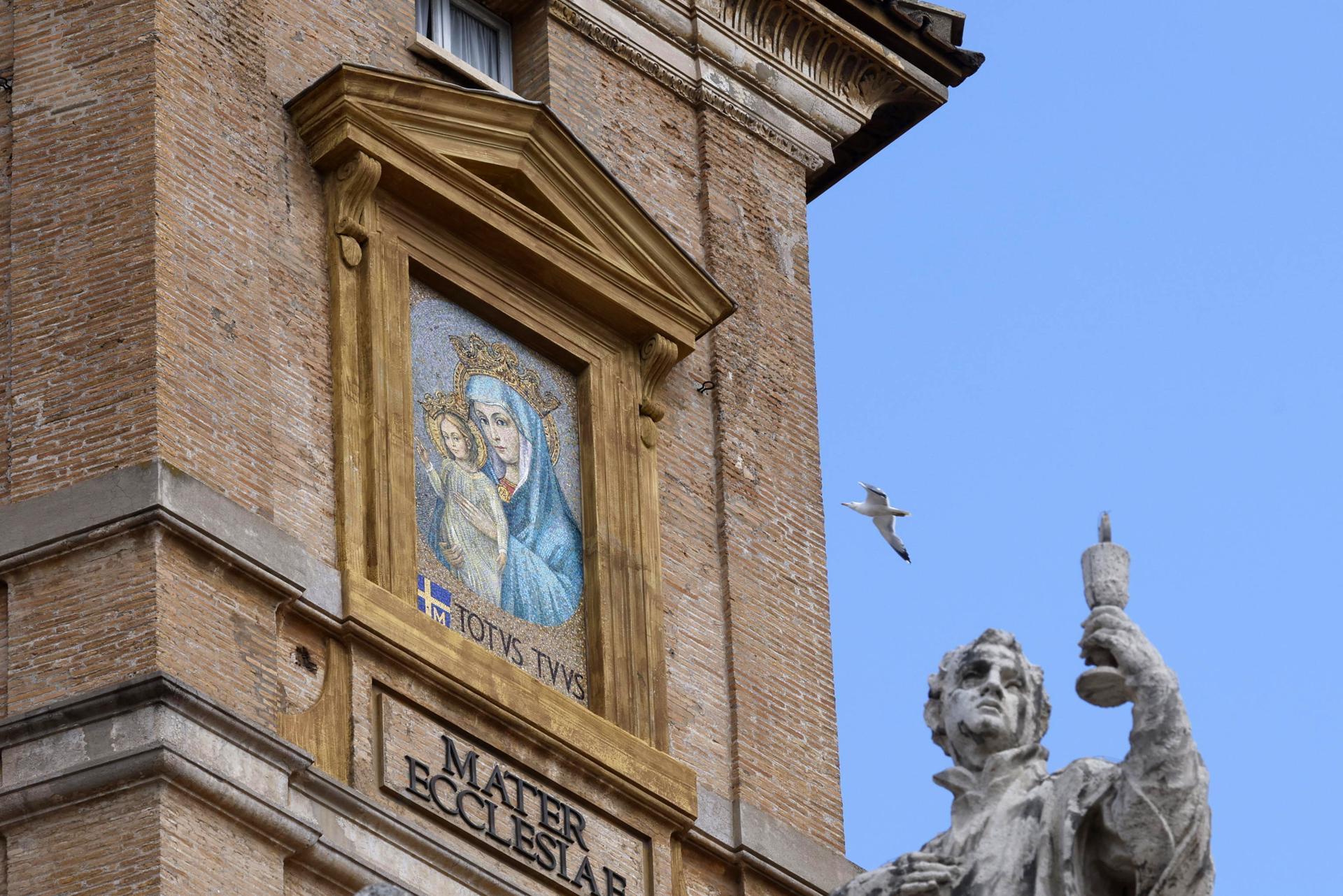 Una gaviota vuela cerca del mosaico de María Mater Ecclesiae en la Plaza de San Pedro en el segundo día del cónclave, en la Ciudad del Vaticano, el 8 de mayo de 2025. EFE/EPA/FABIO FRUSTACI