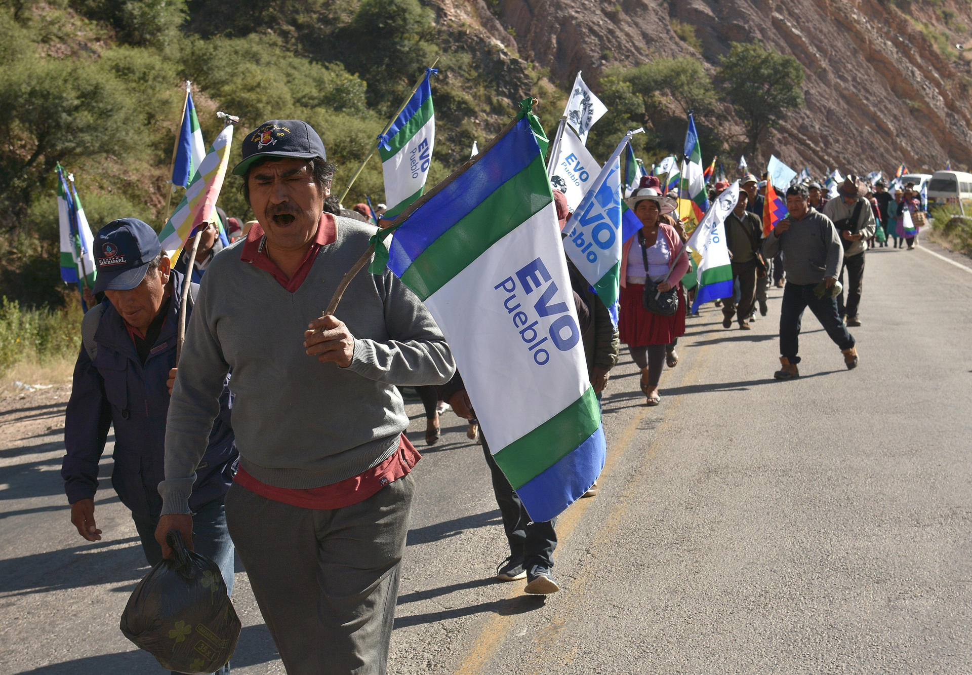 Personas participan en una marcha este jueves, en Parotani (Bolivia). EFE/ Jorge Abrego