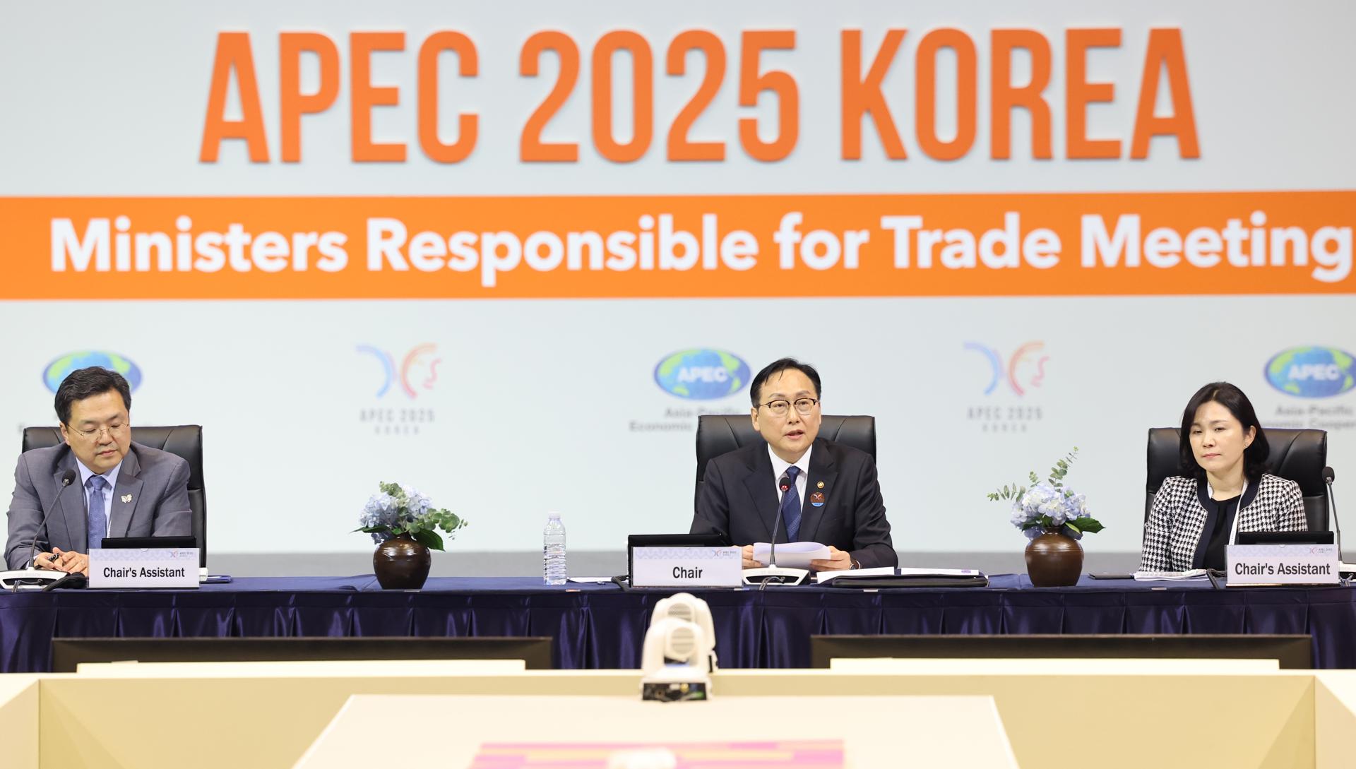Seogwipo (República de Corea), 15/05/2025.- El ministro de Corea del Sur de Comercio, Cheong In-kyo (C), inaugura la reunión de cooperación Asia-Pacífico en Seogwipo, en la Isla de Jeju Island, Corea del Sur. EFE/EPA/YONHAP SOUTH KOREA OUT