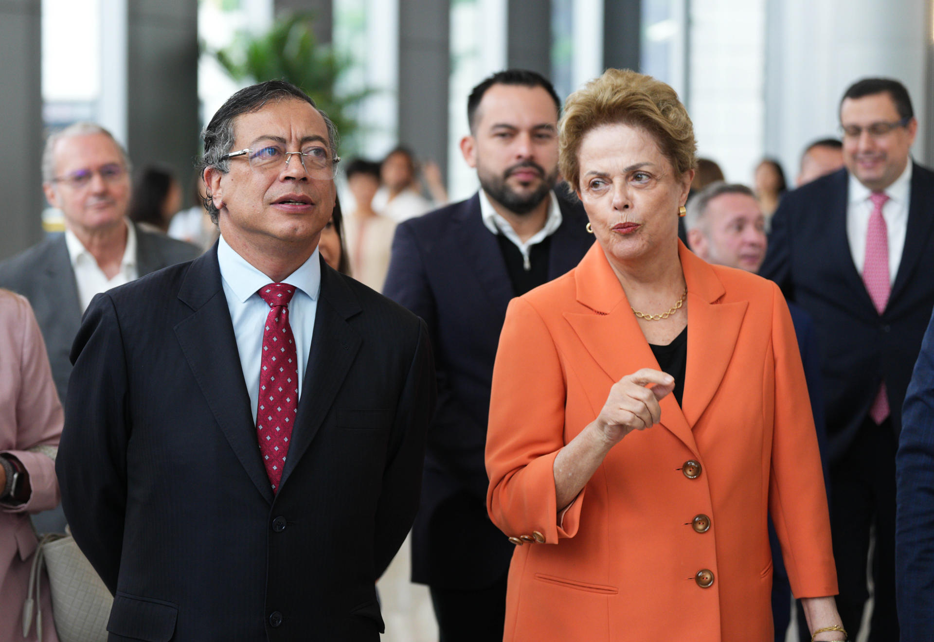 Fotografía cedida del mandatario colombiano, Gustavo Petro, junto a la directora de New Development Bank (NDB), Dilma Rousseff, este 16 de mayo de 2025 en Shanghái (China). EFE/ Presidencia De Colombia