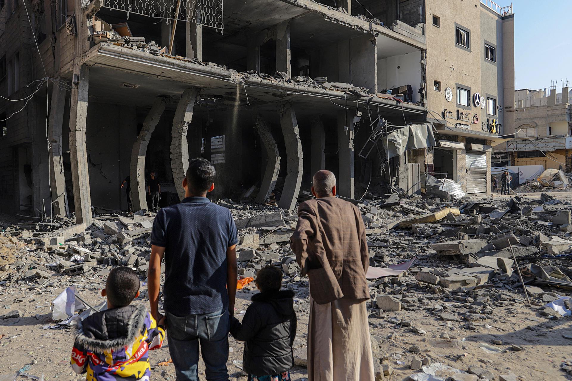 Palestinos miran un edificio destruido por un ataque israelí en la calle Al Nasr en Ciudad de Gaza el 22 de mayo de 2025. EFE/EPA/MOHAMMED SABER