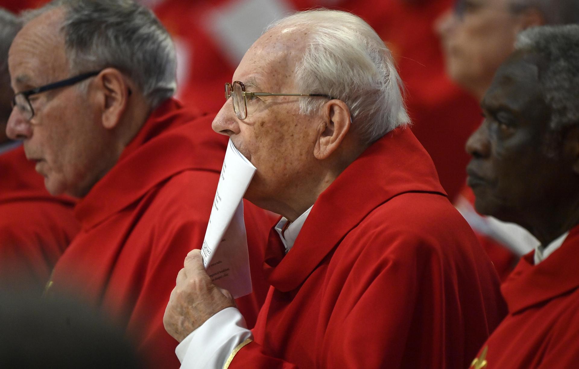 El cardenal Giovanni Battista Re (C): su deber primero es encabezar el Colegio Cardenalicio y, por eso, es un referente entre los participantes del cónclave. (Papa, Cardenal) EFE/EPA/RICCARDO ANTIMIANI