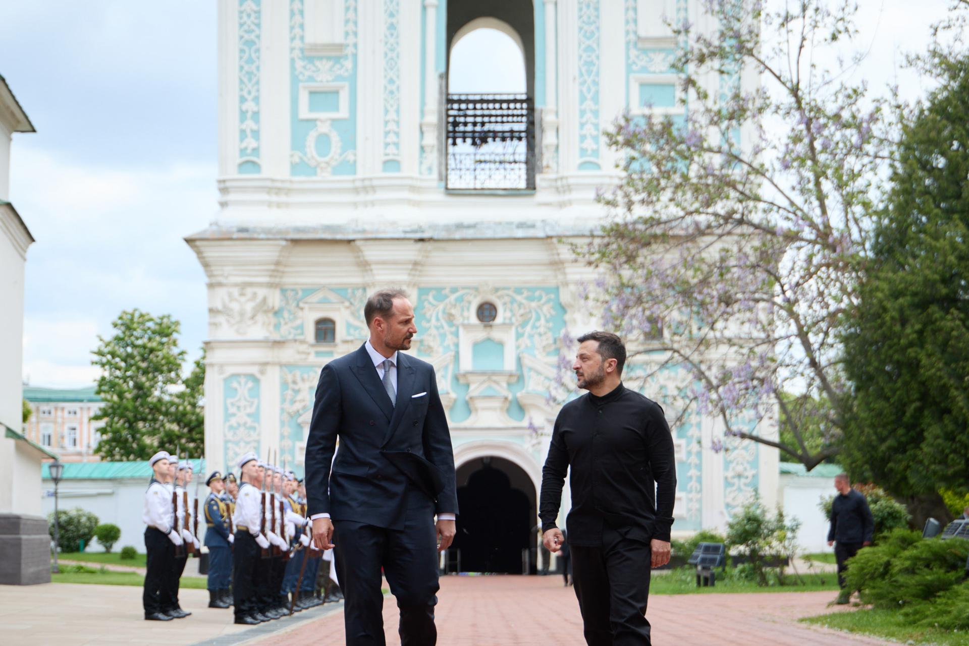 Una foto proporcionada por el Servicio de Prensa Presidencial de Ucrania muestra al presidente ucraniano Volodymyr Zelensky (D) y a Haakon, príncipe heredero de Noruega (I) reunidos en Kiev, Ucrania, el 20 de mayo de 2025. (Noruega, Ucrania, Kiev) EFE/EPA/Servicio de Prensa Presidencial USO EDITORIAL ÚNICAMENTE/SIN VENTAS